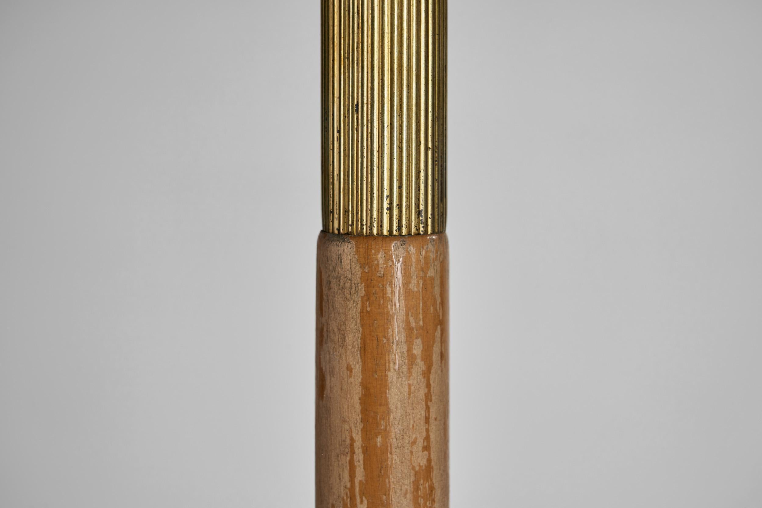 Lampada da tavolo in ottone e legno Paavo Tynell modello 