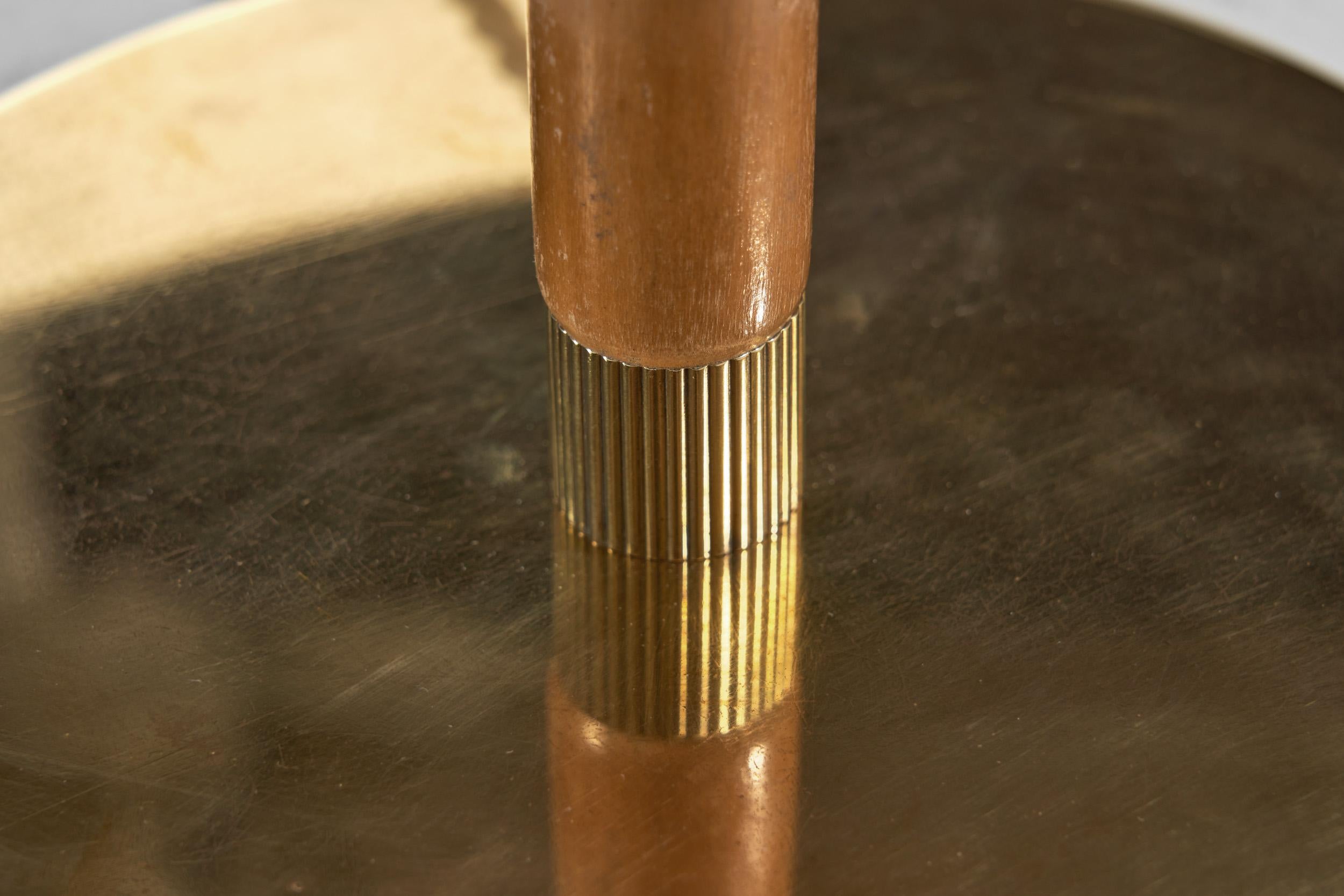 Lampada da tavolo in ottone e legno Paavo Tynell modello 