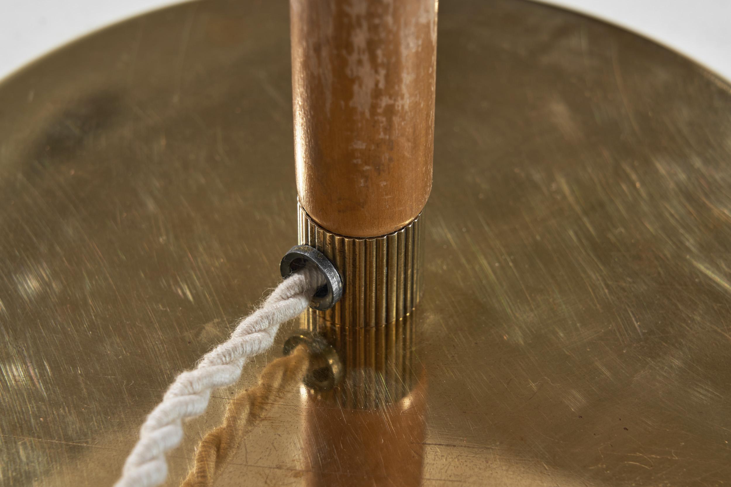 Lampada da tavolo in ottone e legno Paavo Tynell modello 