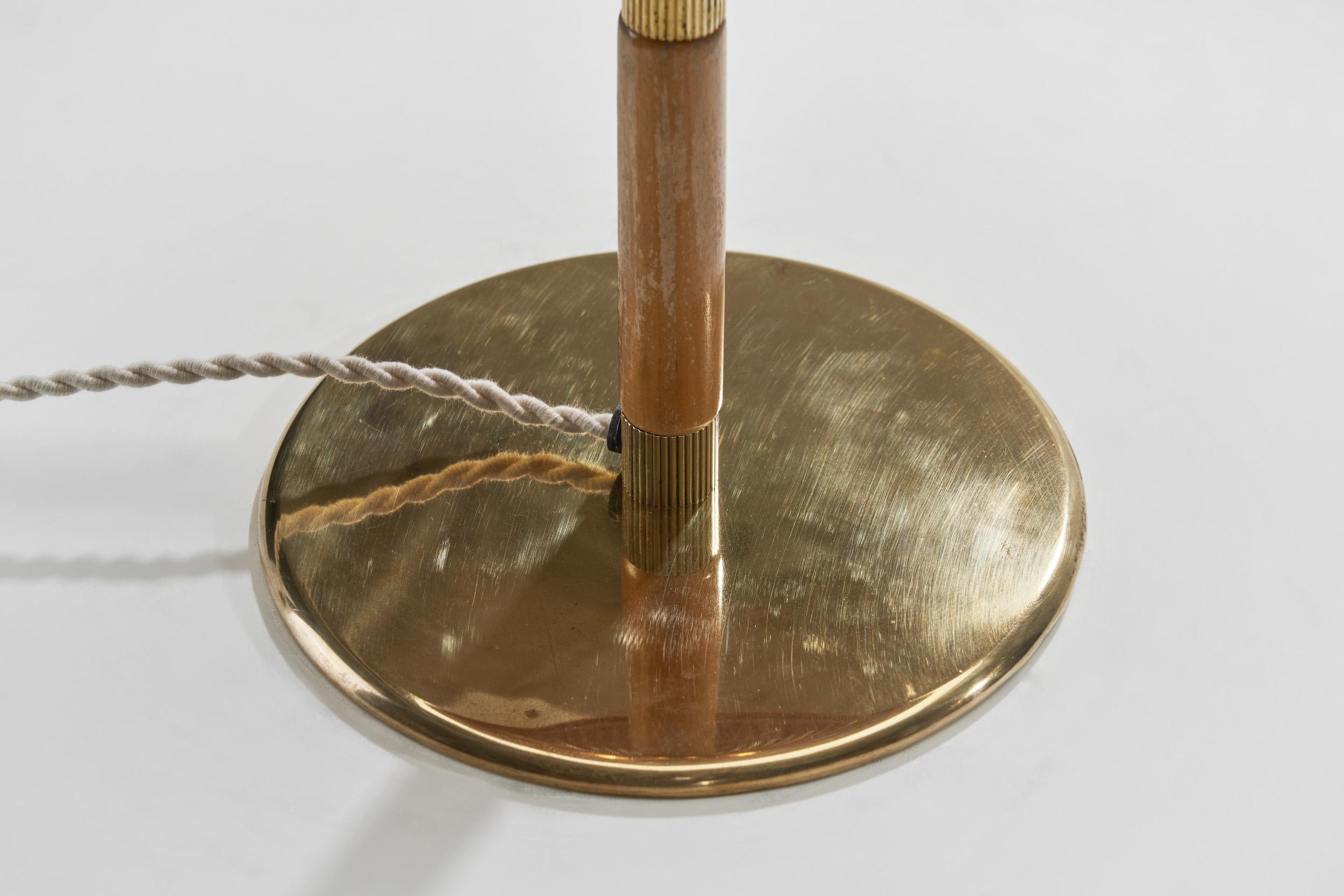 Lampada da tavolo in ottone e legno Paavo Tynell modello 
