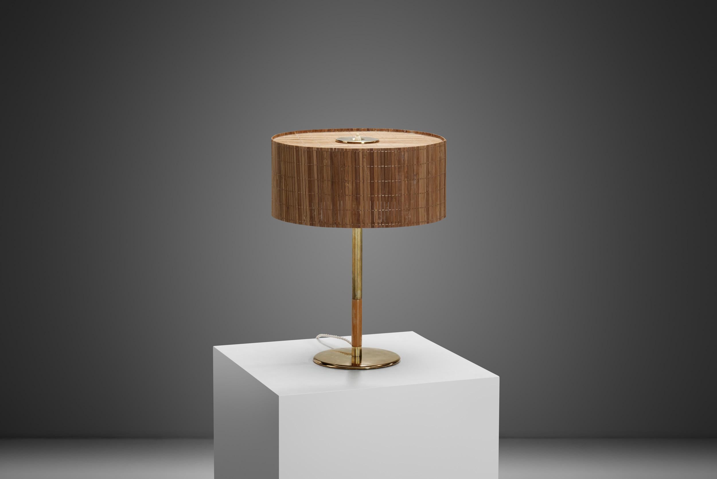 Mid-Century moderno Lampada da tavolo in ottone e legno Paavo Tynell modello 