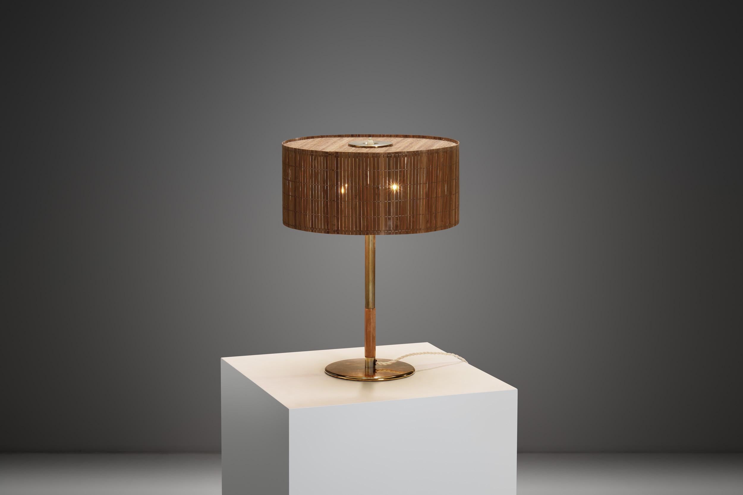 Finlandese Lampada da tavolo in ottone e legno Paavo Tynell modello 