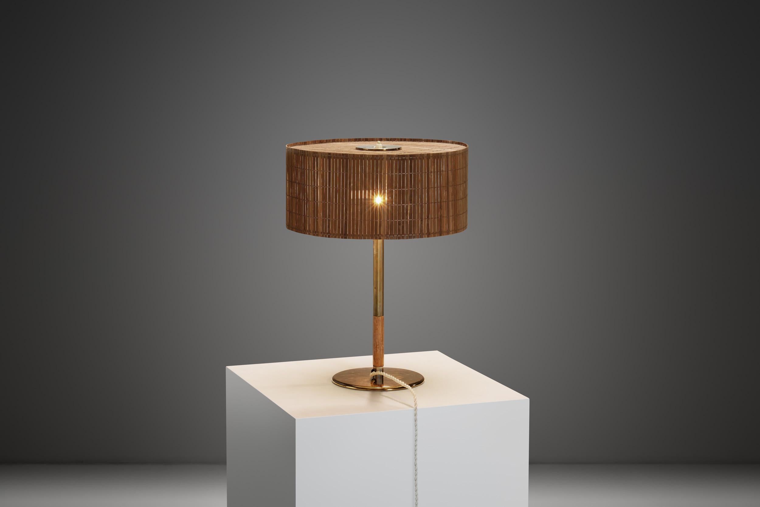 Metà XX secolo Lampada da tavolo in ottone e legno Paavo Tynell modello 