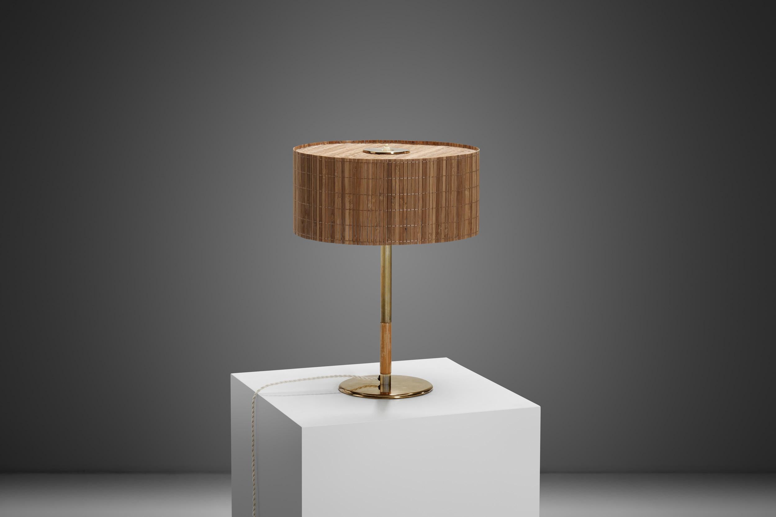 Lampada da tavolo in ottone e legno Paavo Tynell modello 
