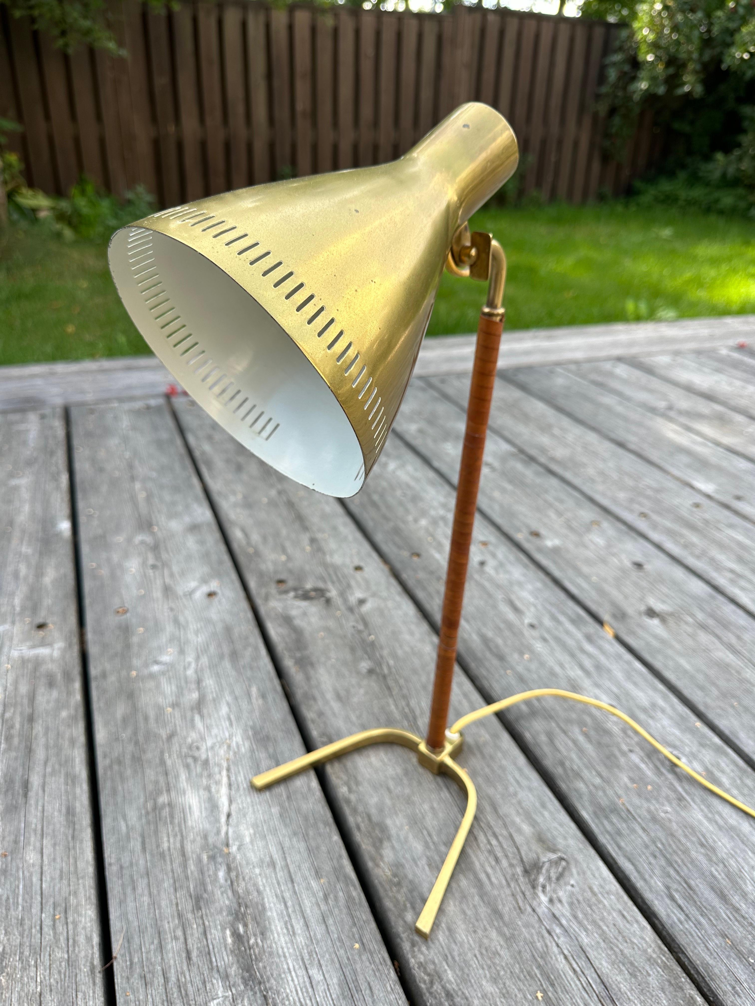 Paavo Tynell Model 9224 ”Horseshoe” Brass and Leather Table Lamp For Sale 5