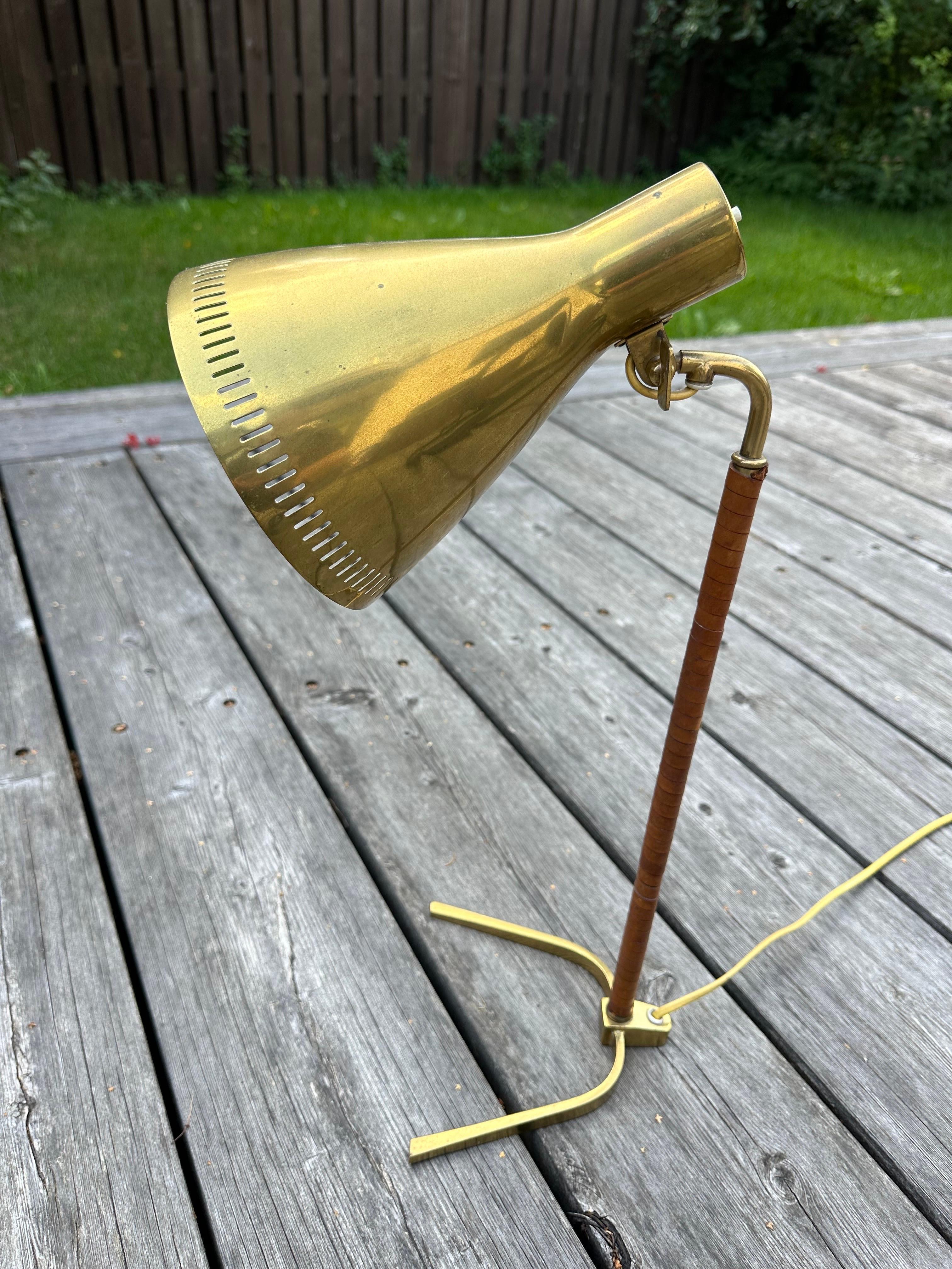 Finnish Paavo Tynell Model 9224 ”Horseshoe” Brass and Leather Table Lamp For Sale