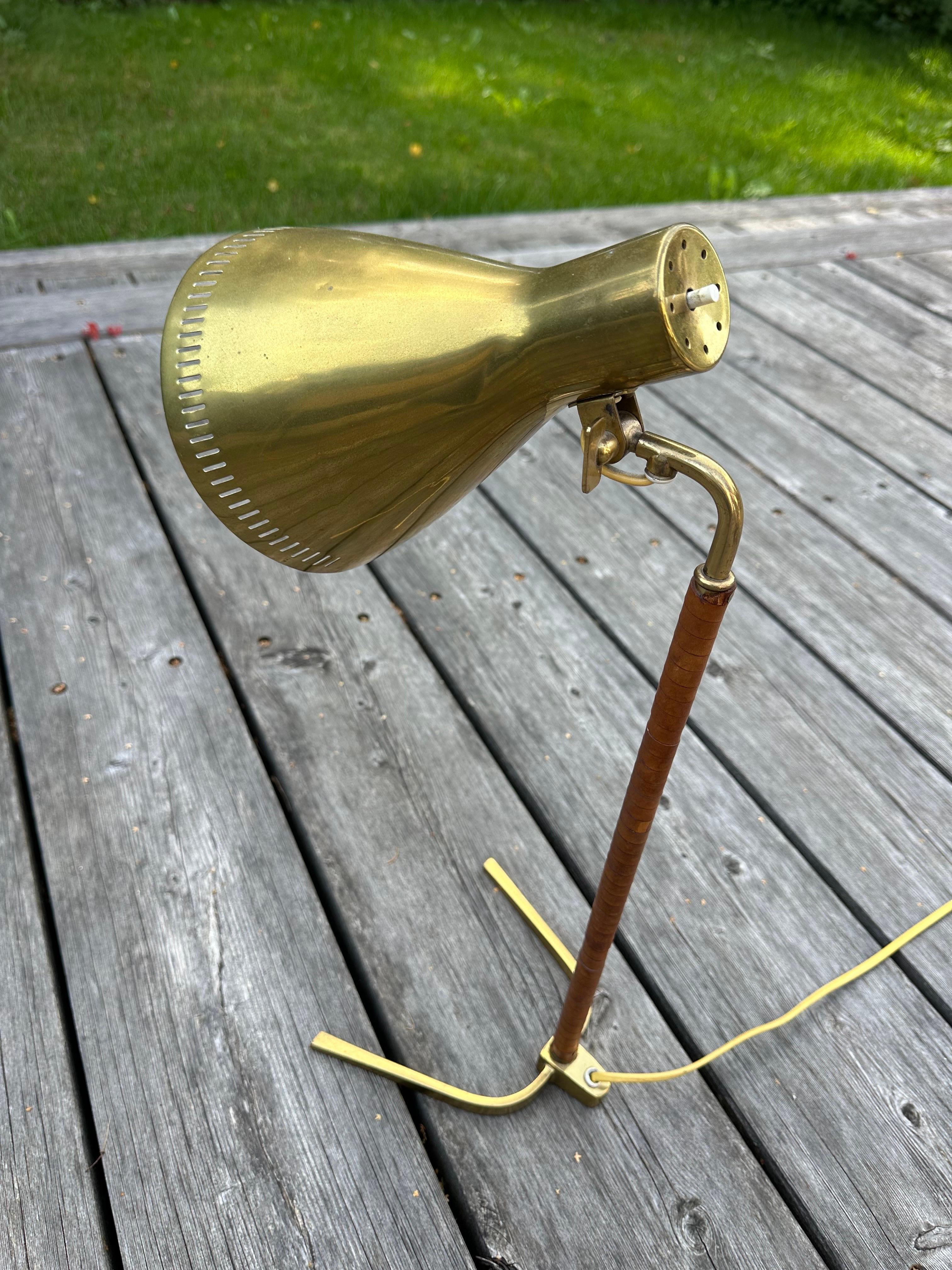 Paavo Tynell Model 9224 ”Horseshoe” Brass and Leather Table Lamp In Good Condition For Sale In Espoo, FI