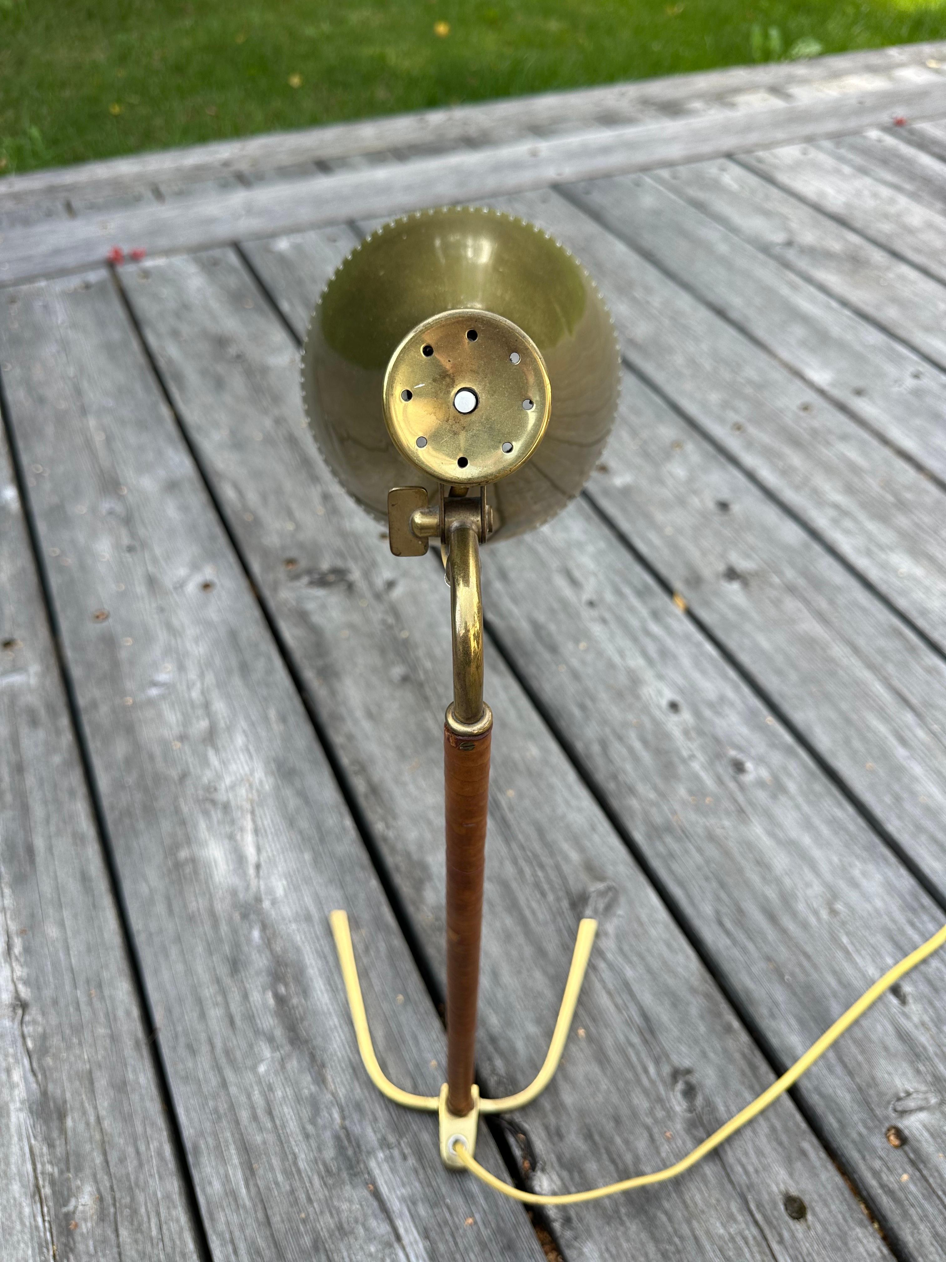 Mid-20th Century Paavo Tynell Model 9224 ”Horseshoe” Brass and Leather Table Lamp For Sale