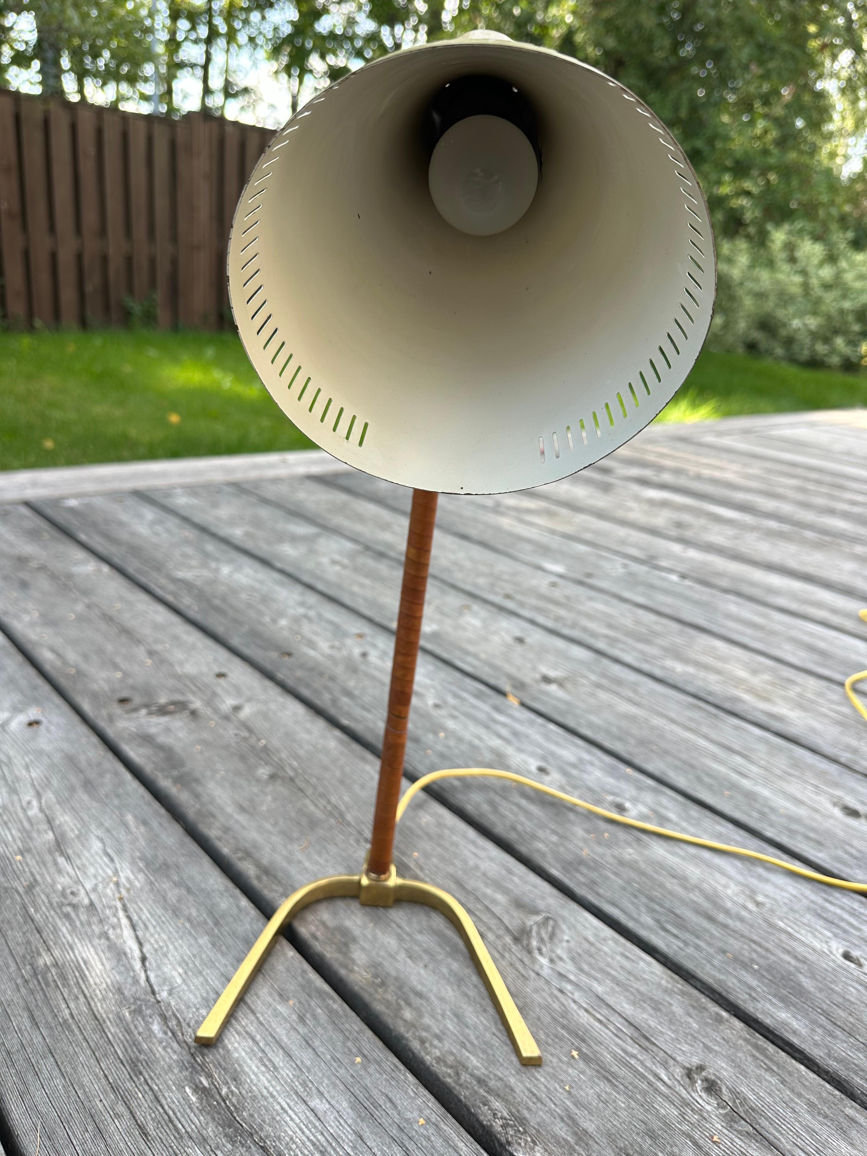 Paavo Tynell Model 9224 ”Horseshoe” Brass and Leather Table Lamp For Sale 2