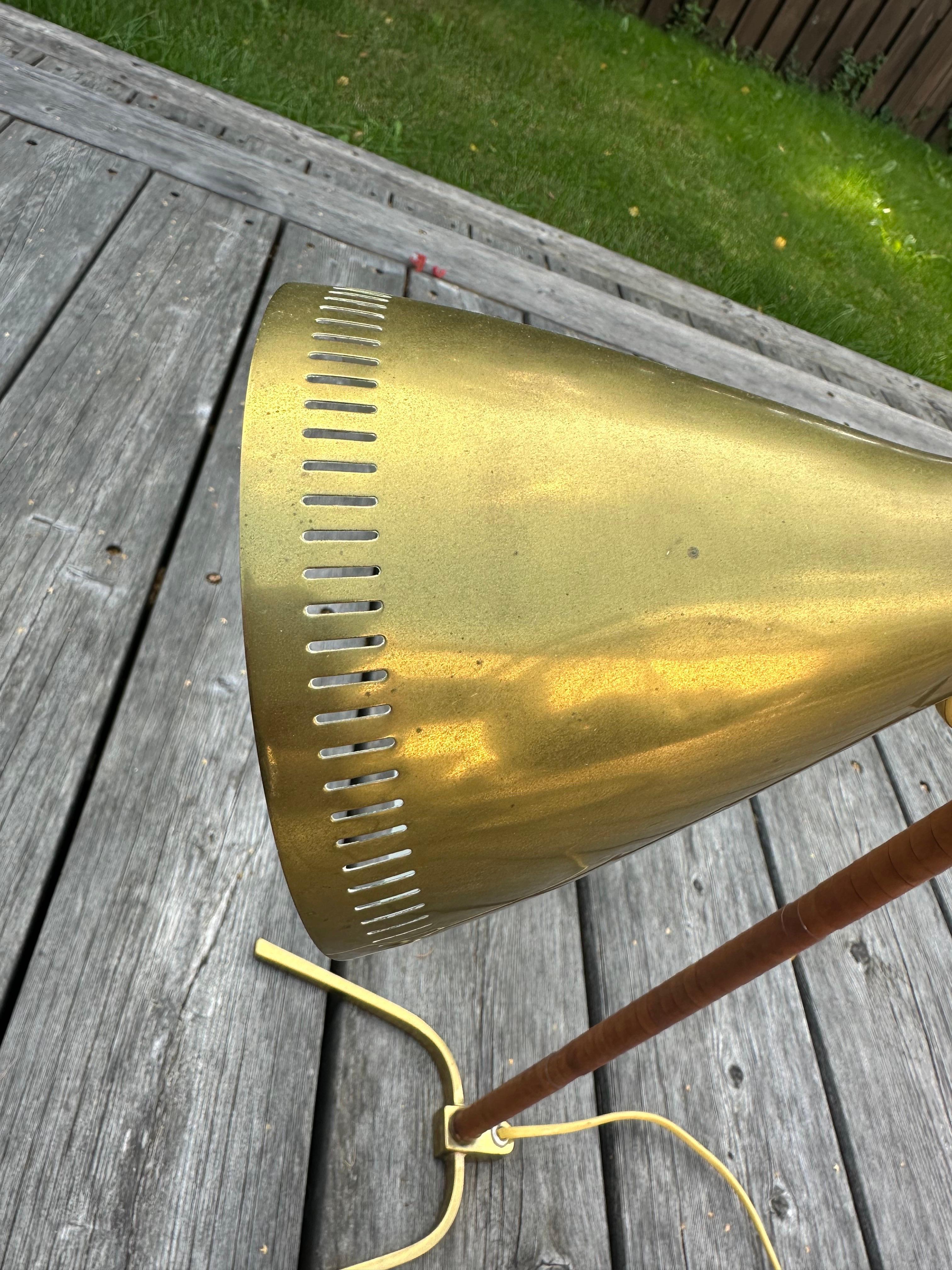 Paavo Tynell Model 9224 ”Horseshoe” Brass and Leather Table Lamp For Sale 4