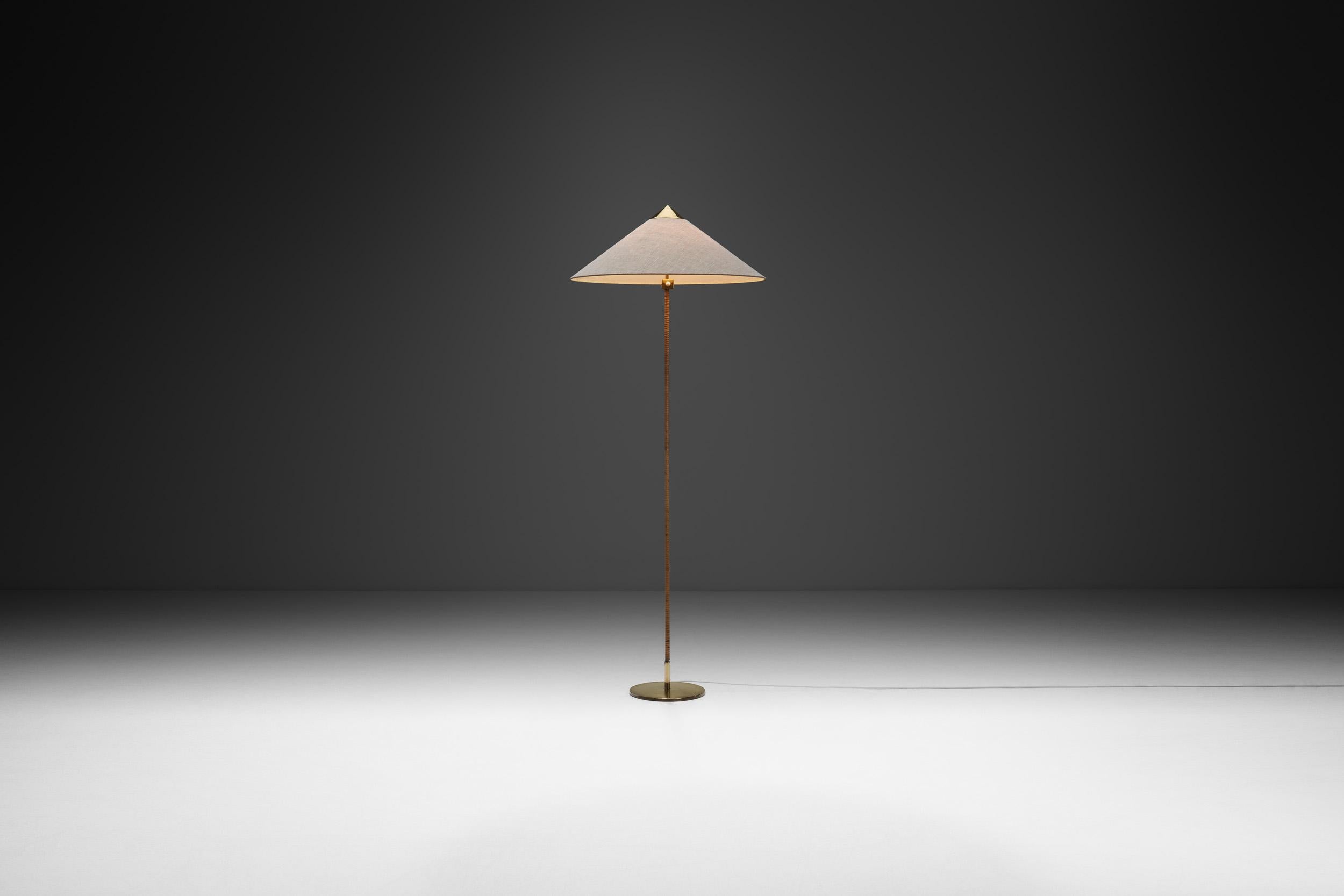 Paavo Tynell es uno de los diseñadores finlandeses de mediados de siglo más conocidos y coleccionados. Tynell fue pionero del diseño de iluminación y fundador de la primera empresa de fabricación de iluminación de Finlandia, Taito Oy. La lámpara de