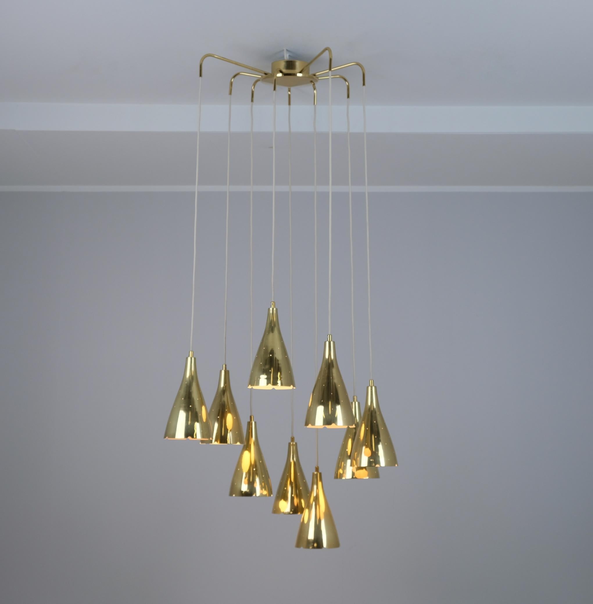 Mid-Century moderno Paavo Tynell Nine Arm Perforated Brass Chandelier Model 1994/9, Taito 1950s in vendita