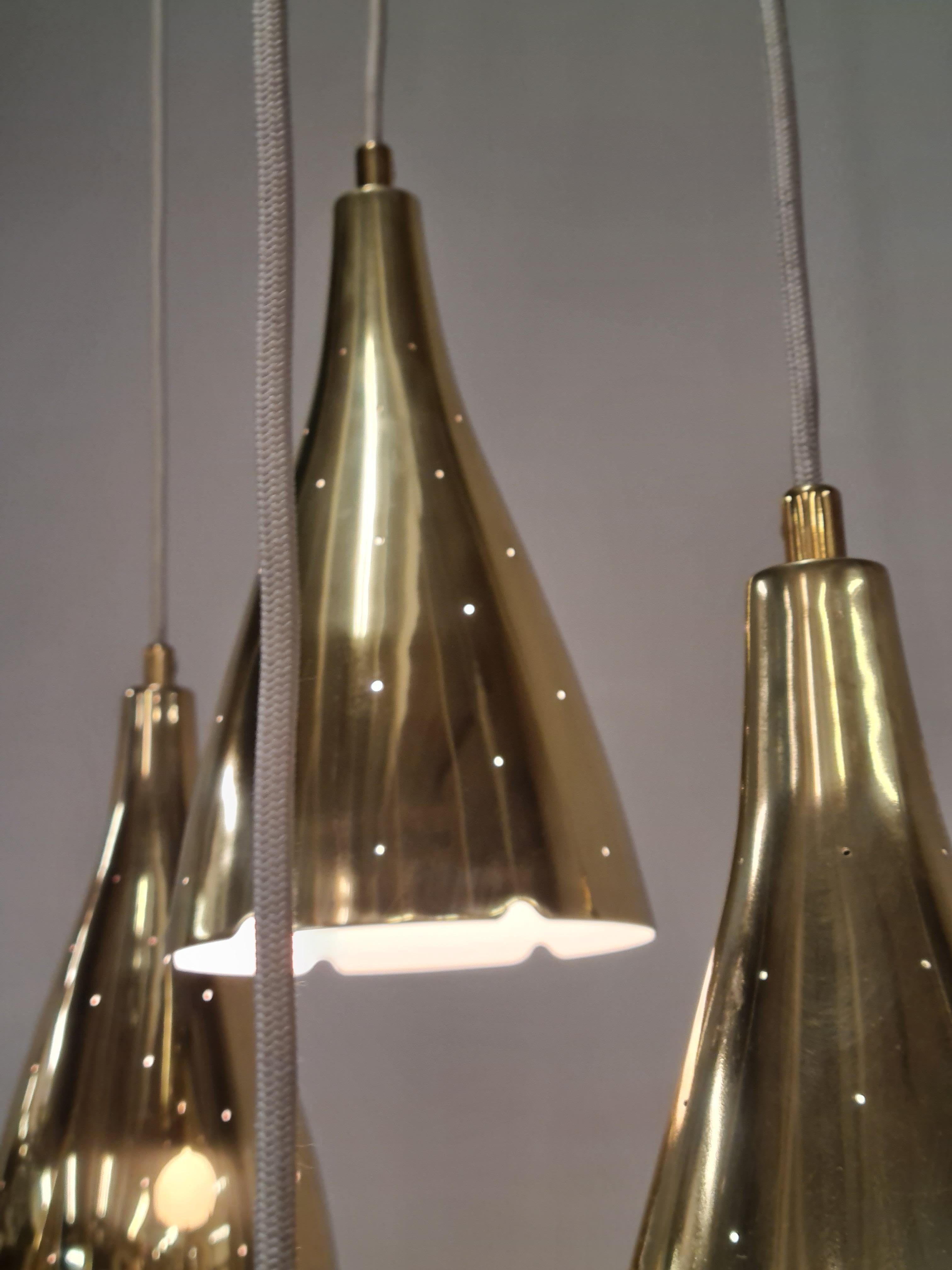 Finlandese Paavo Tynell Nine Arm Perforated Brass Chandelier Model 1994/9, Taito 1950s in vendita