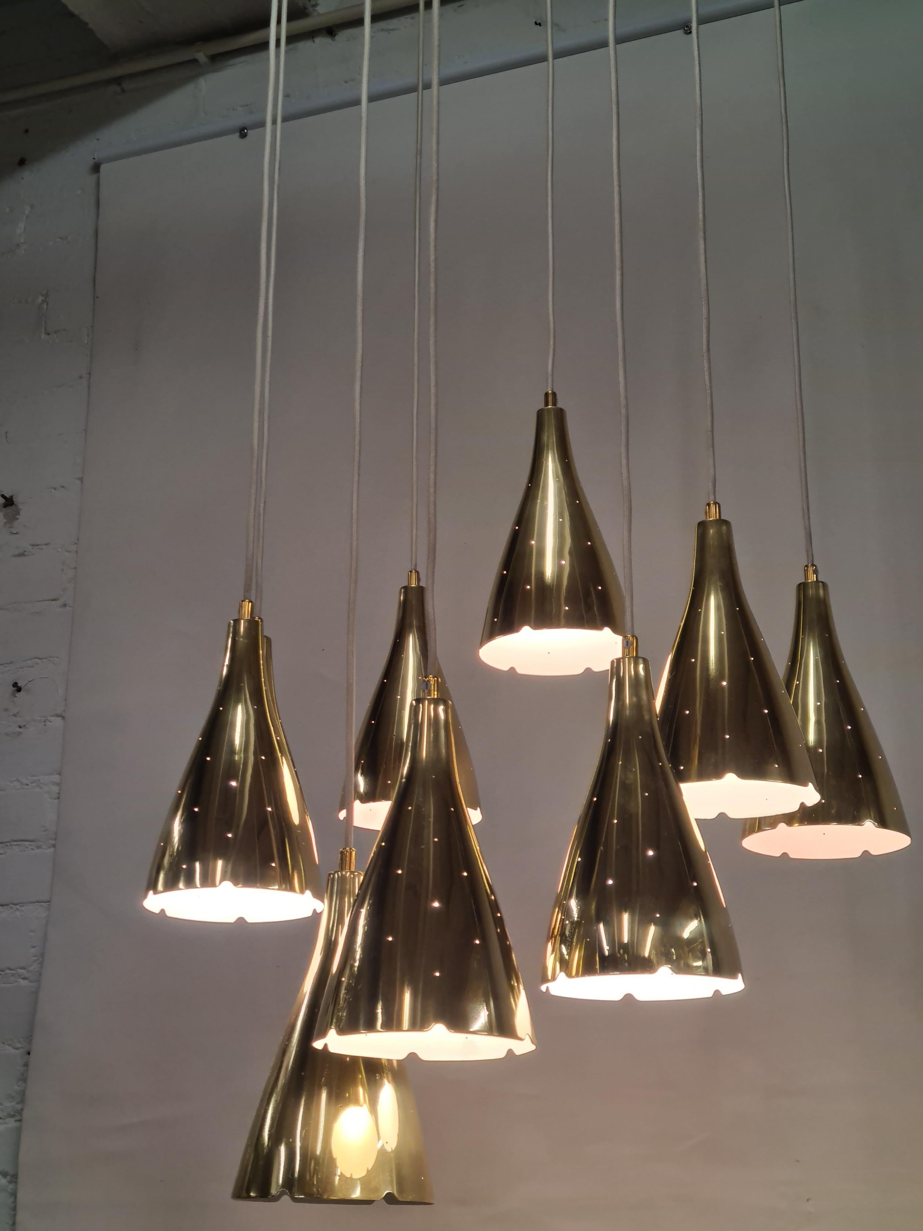 Paavo Tynell Nine Arm Perforated Brass Chandelier Model 1994/9, Taito 1950s In condizioni ottime in vendita a Helsinki, FI