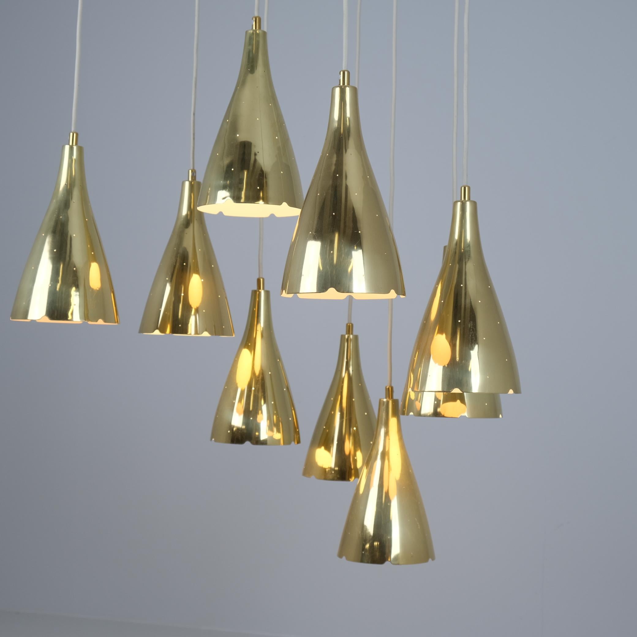 Finlandese Paavo Tynell Nine Arm Perforated Brass Chandelier Model 1994/9, Taito 1950s in vendita