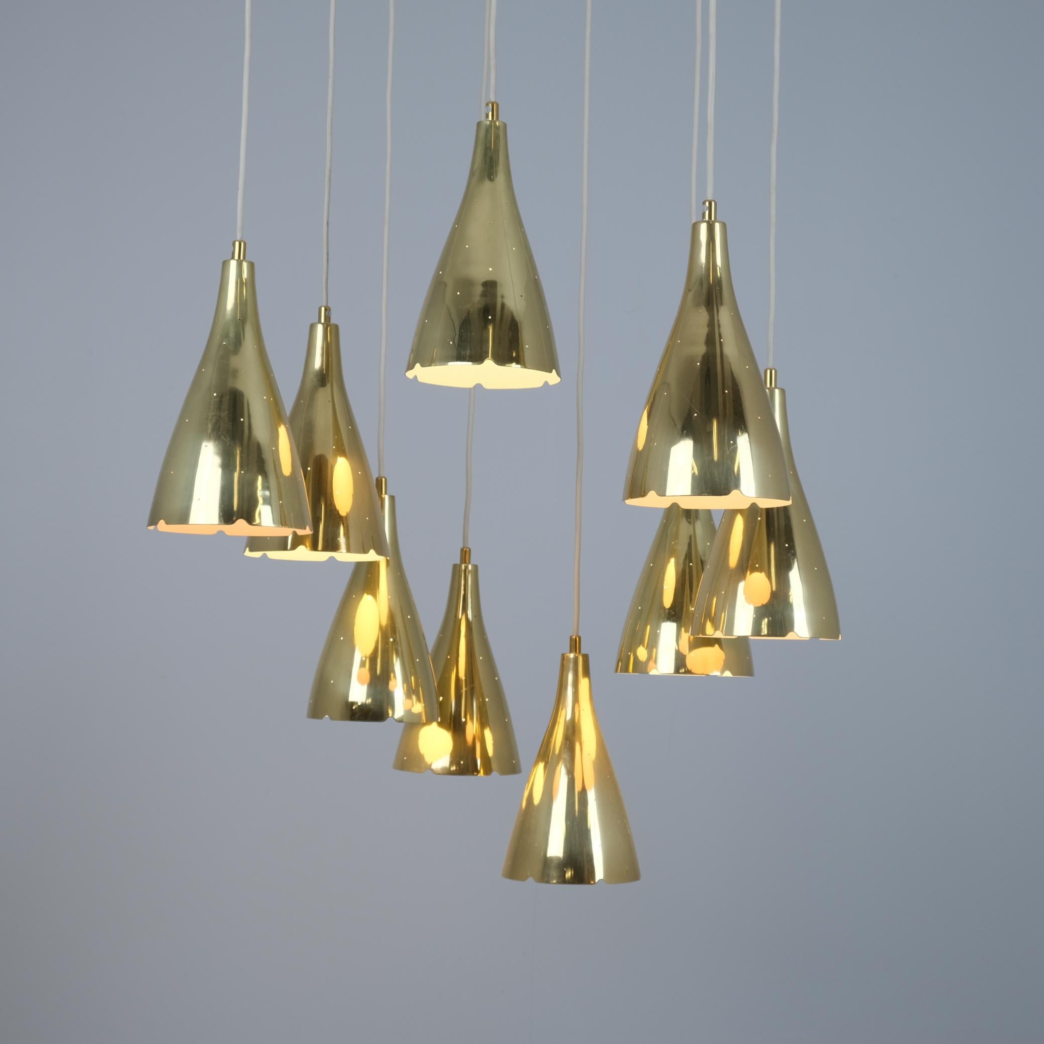 Paavo Tynell Nine Arm Perforated Brass Chandelier Model 1994/9, Taito 1950s In condizioni ottime in vendita a Helsinki, FI
