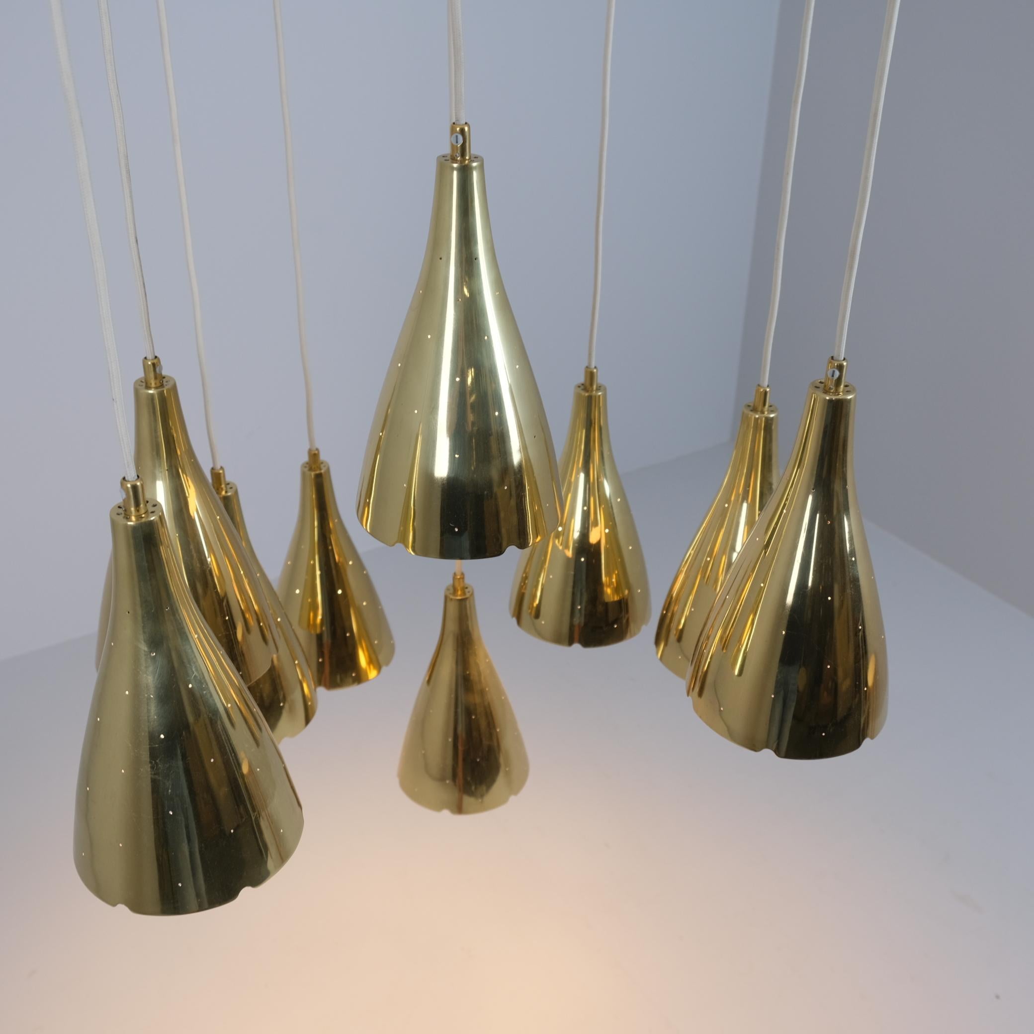 Paavo Tynell Nine Arm Perforated Brass Chandelier Model 1994/9, Taito 1950s in vendita 1