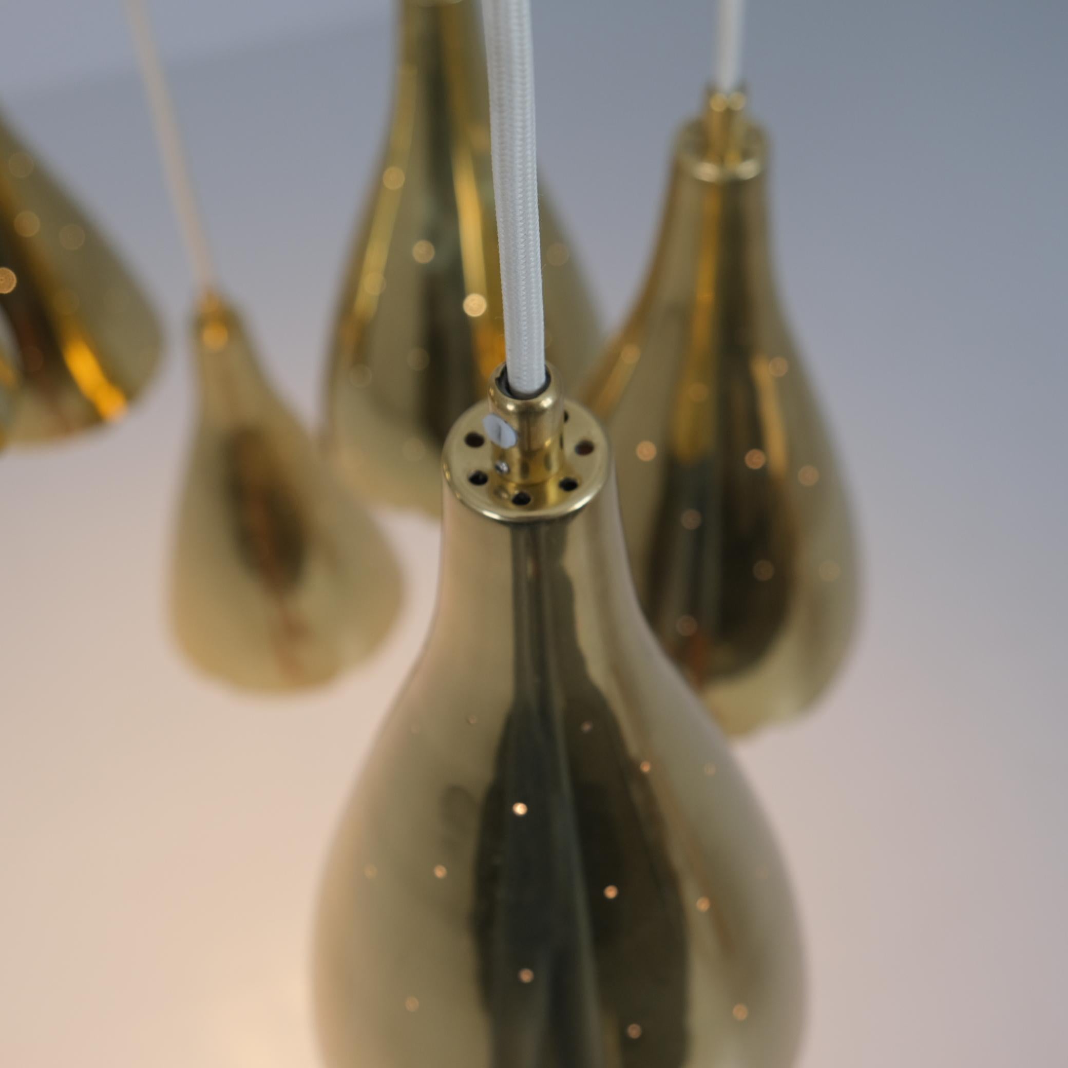 Paavo Tynell Nine Arm Perforated Brass Chandelier Model 1994/9, Taito 1950s in vendita 2