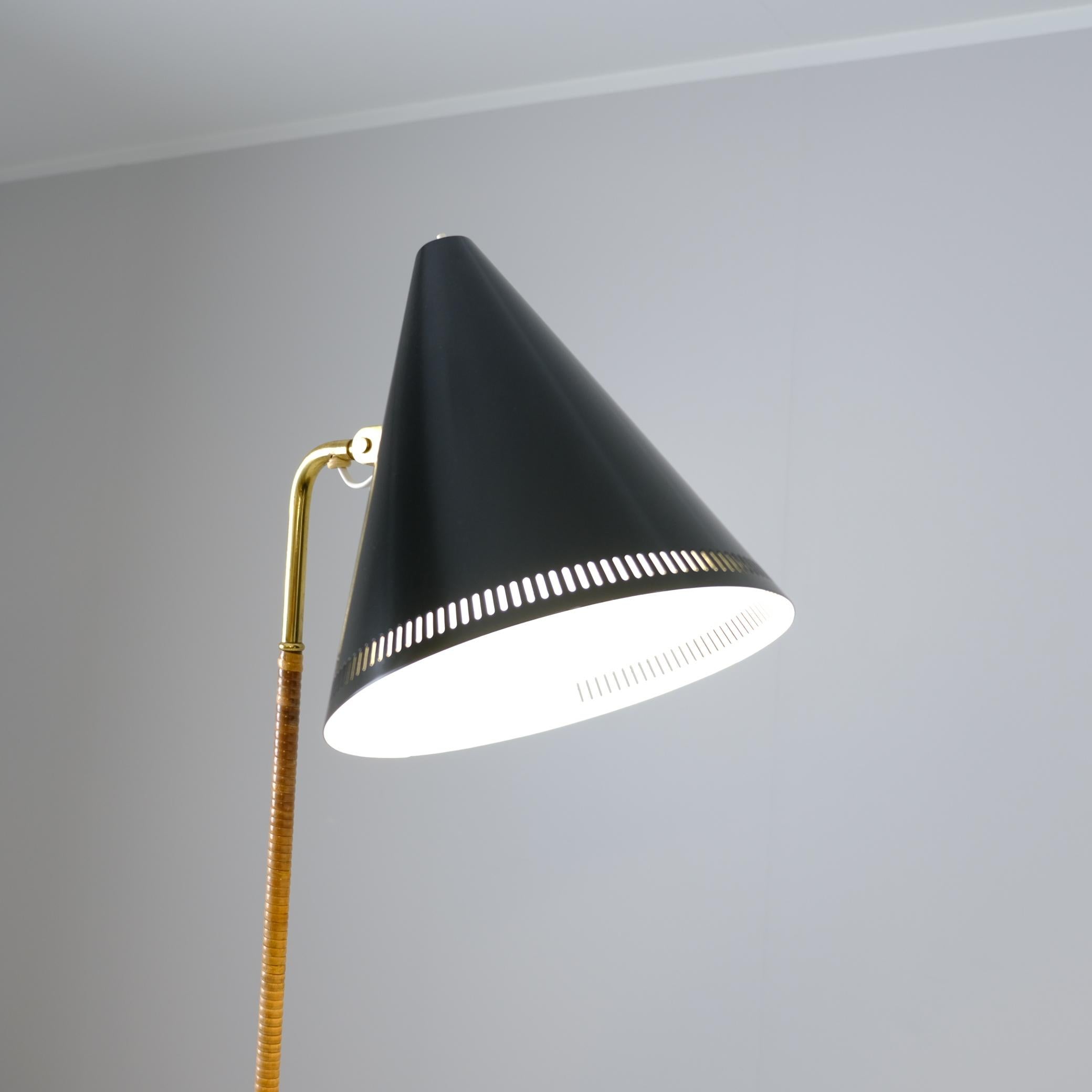 Paavo Tynell Nun's Hat Floor Lamp in Black, Brass and Rattan, Idman 1950s For Sale 4