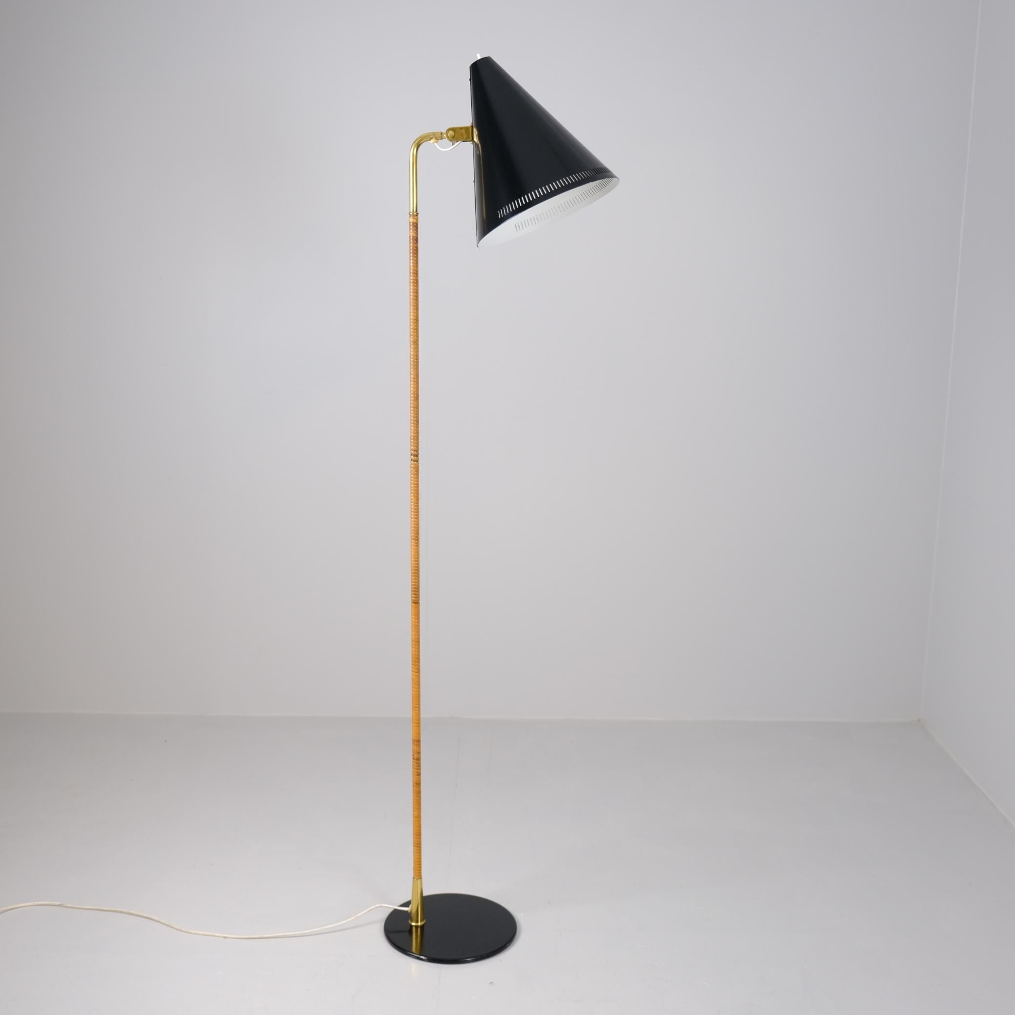 Paavo Tynell Nun's Hat Floor Lamp in Black, Brass and Rattan, Idman 1950s For Sale 5