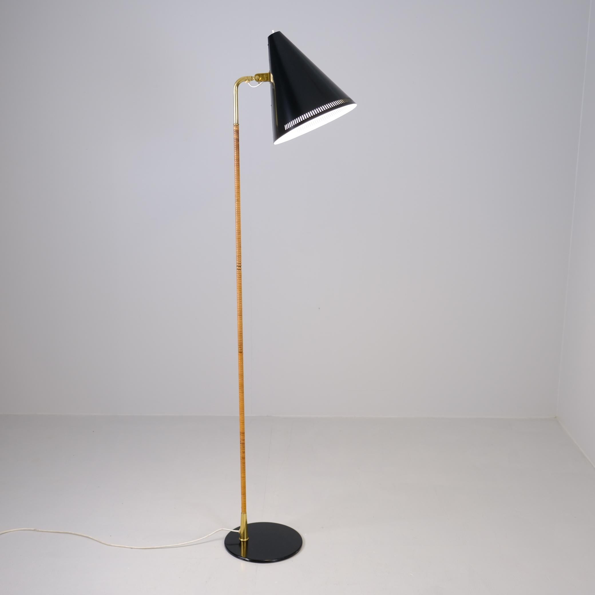 An iconic floor lamp model designed by Paavo Tynell for Taito and produced also by Idman in the 1950s. As with many of Tynell's lamps that carry nicknames, this one is also known as the Nun's Hat due to its resemblance to one. In our experience,