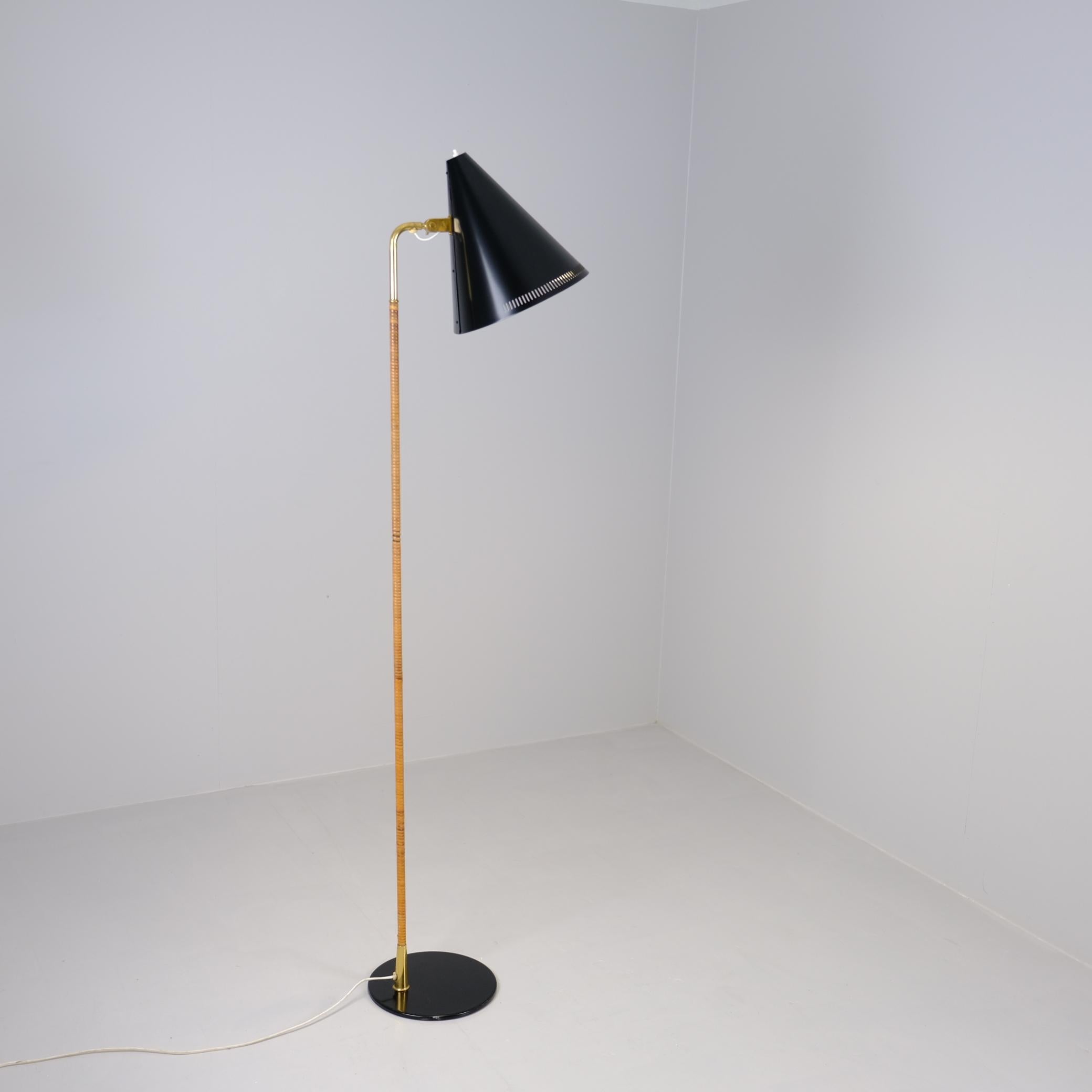 Scandinavian Modern Paavo Tynell Nun's Hat Floor Lamp in Black, Brass and Rattan, Idman 1950s For Sale