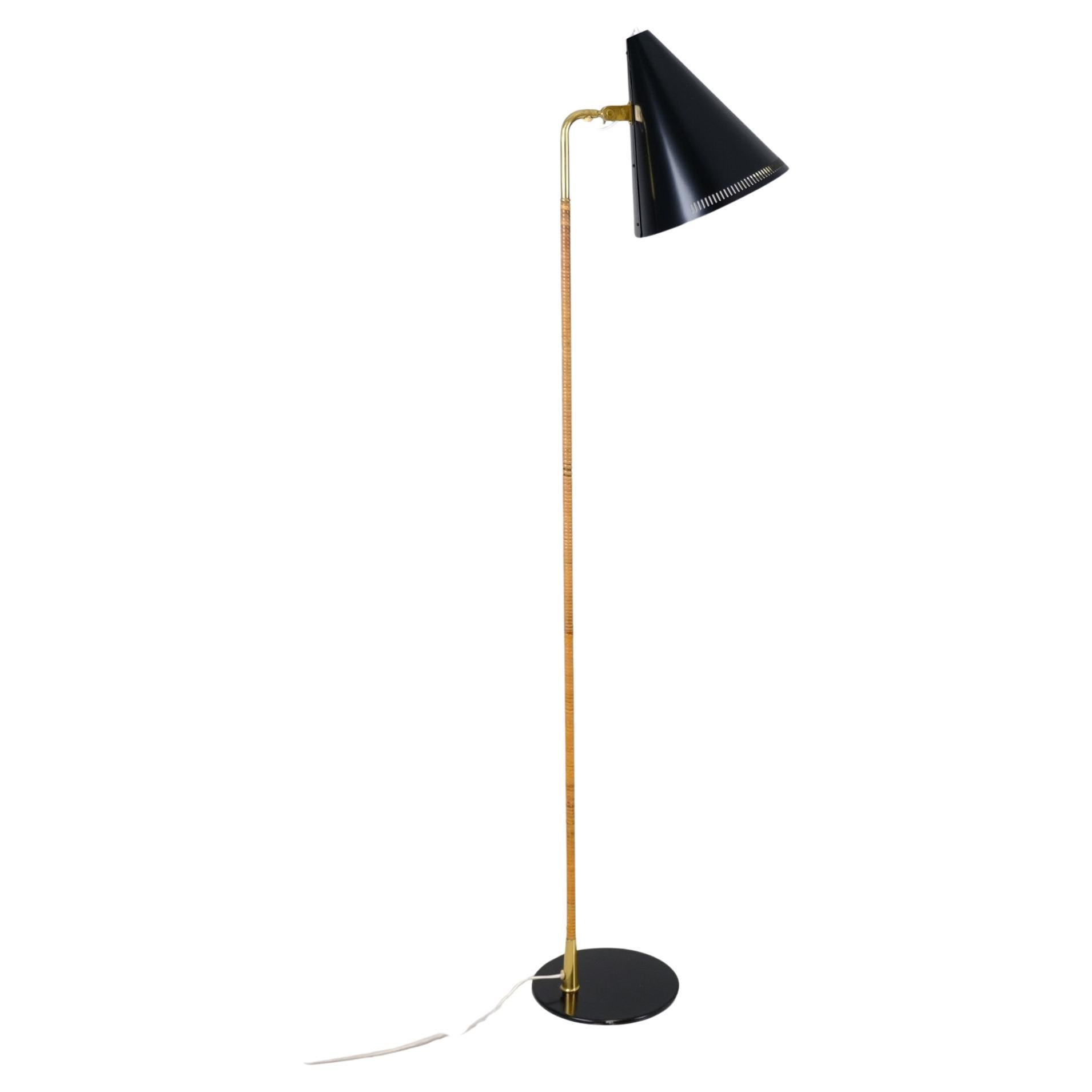 Paavo Tynell Nun's Hat Floor Lamp in Black, Brass and Rattan, Idman 1950s For Sale