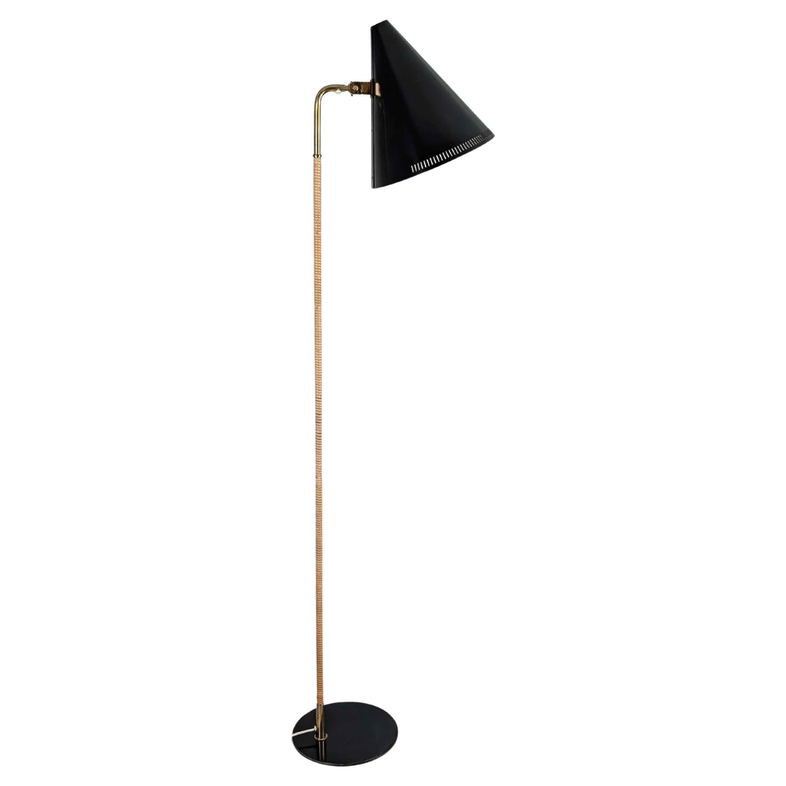 Paavo Tynell Nun
s Hat Floor Lamp in Black, Brass and Rattan, Idman 1950s en venta