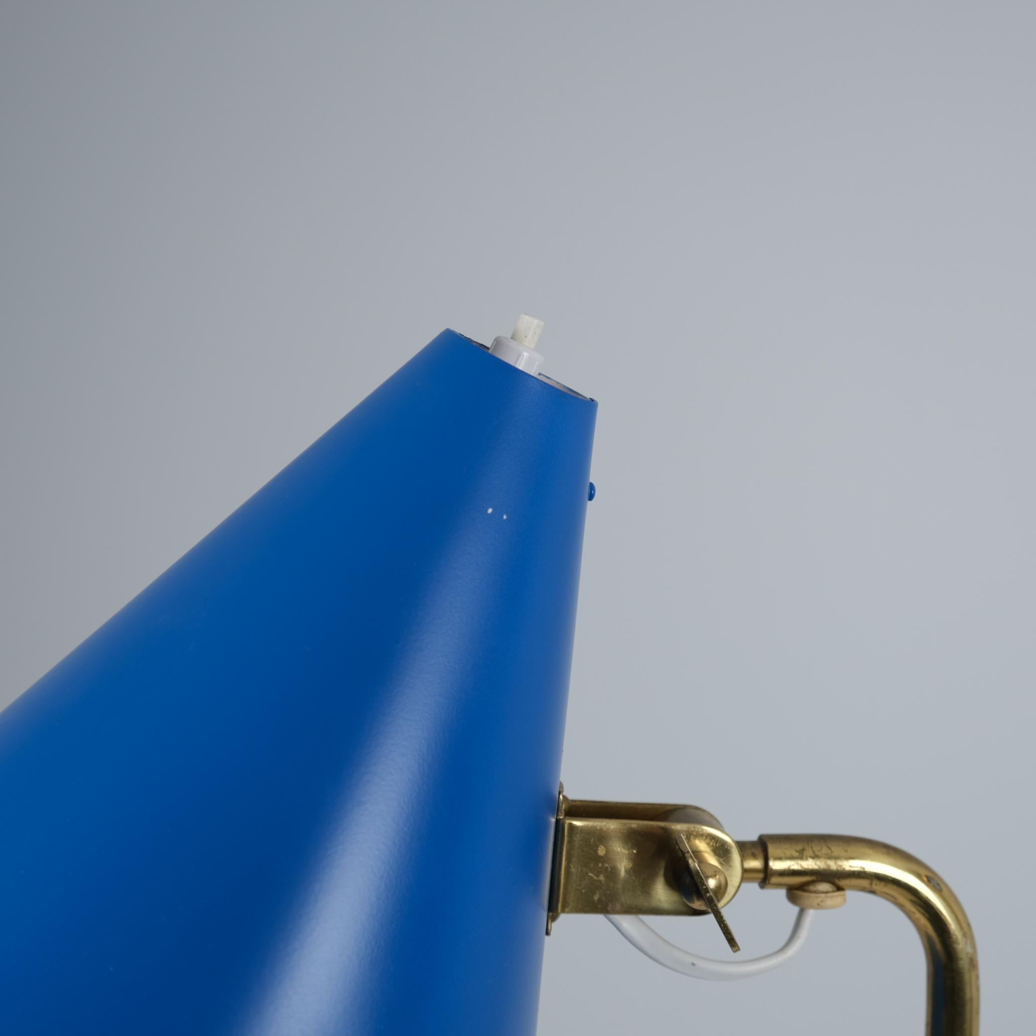 Paavo Tynell 'Nun's Hat' Lampadaire K10-10, bleu, laiton et rotin, Idman 1950s en vente 3