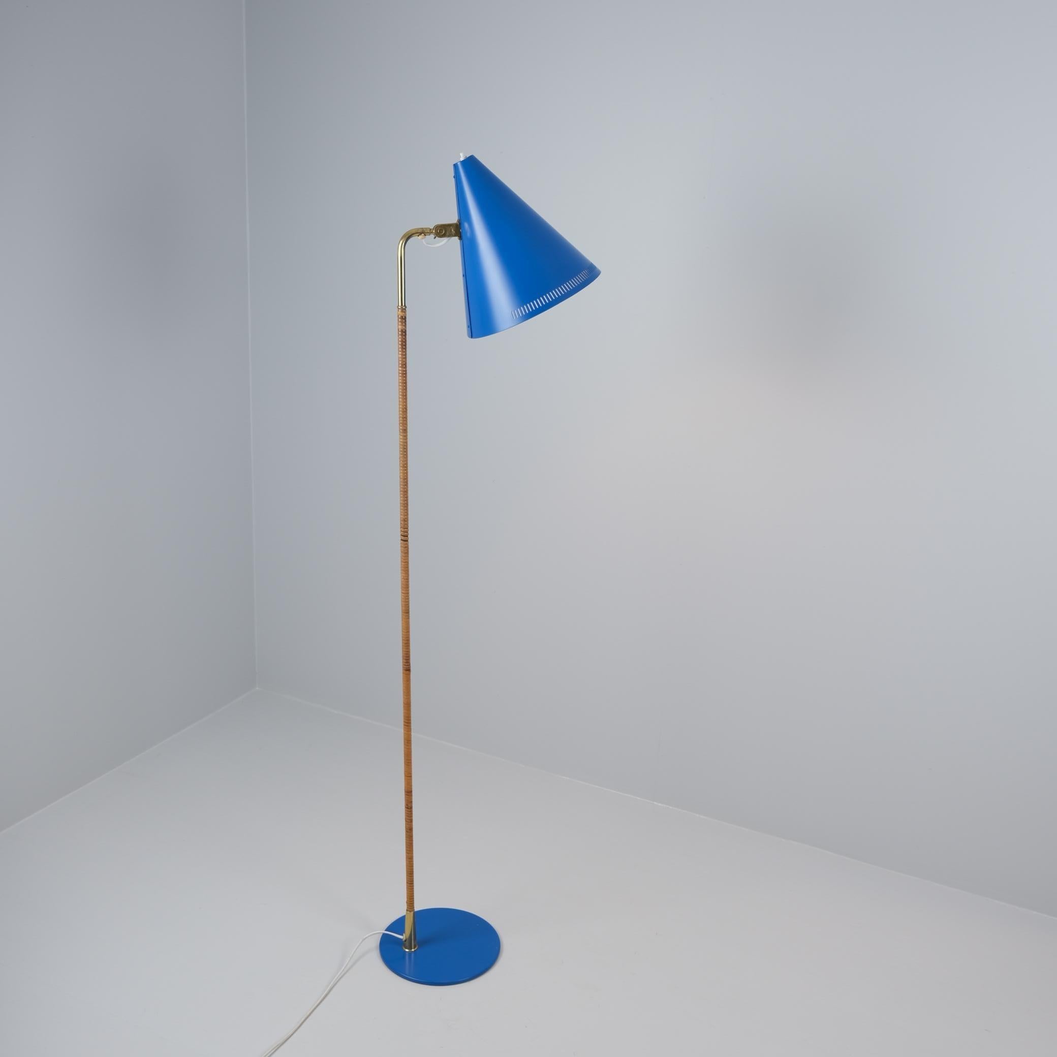Un modèle de lampadaire emblématique conçu par Paavo Tynell pour Idman dans les années 1950. La lampe a été repeinte en bleu, en remplacement des versions noires et blanches qui sont les couleurs les plus fréquentes. Sinon, la lampe est en état