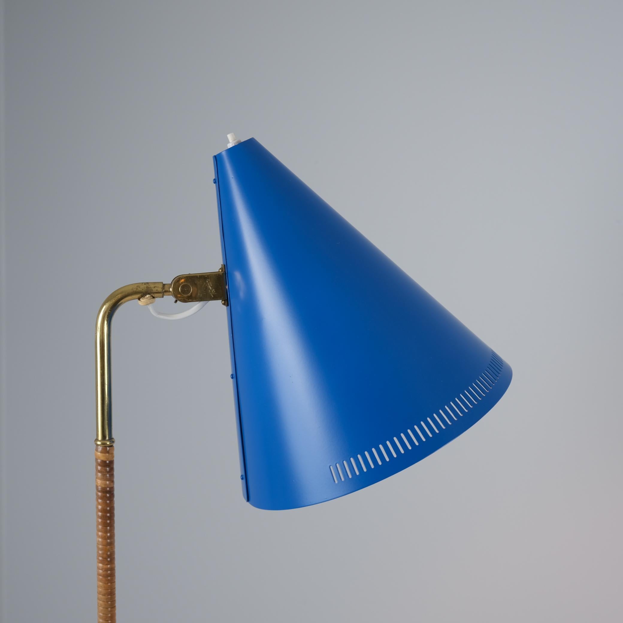 Scandinave moderne Paavo Tynell 'Nun's Hat' Lampadaire K10-10, bleu, laiton et rotin, Idman 1950s en vente
