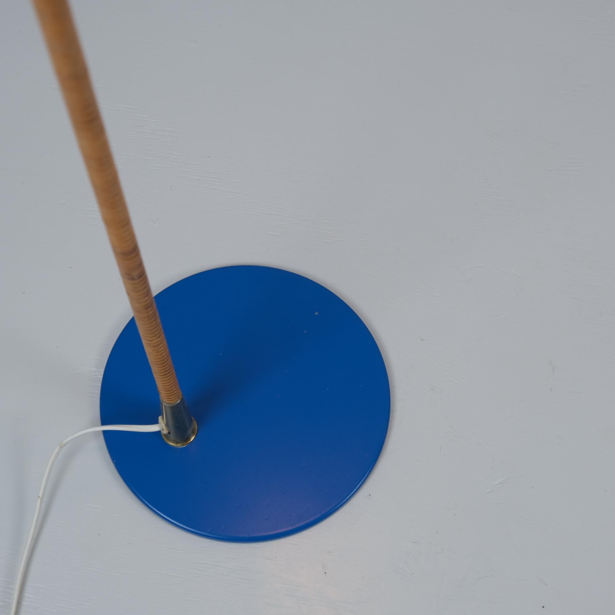 Milieu du XXe siècle Paavo Tynell 'Nun's Hat' Lampadaire K10-10, bleu, laiton et rotin, Idman 1950s en vente