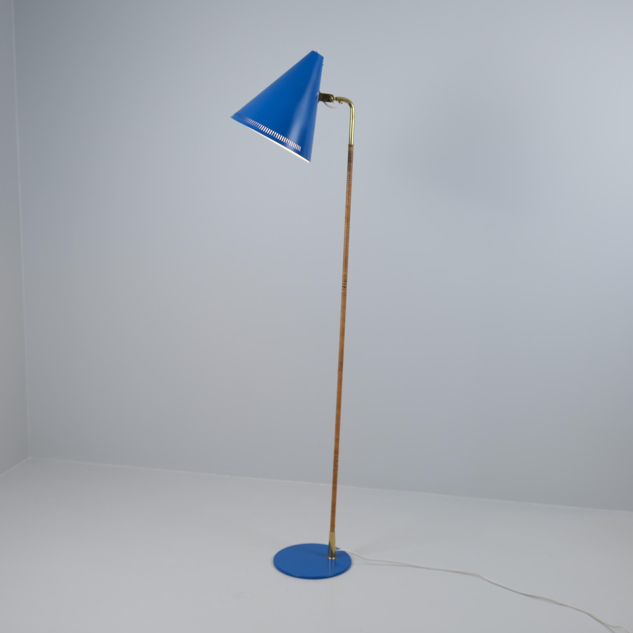 Paavo Tynell 'Nun's Hat' Lampadaire K10-10, bleu, laiton et rotin, Idman 1950s en vente 1