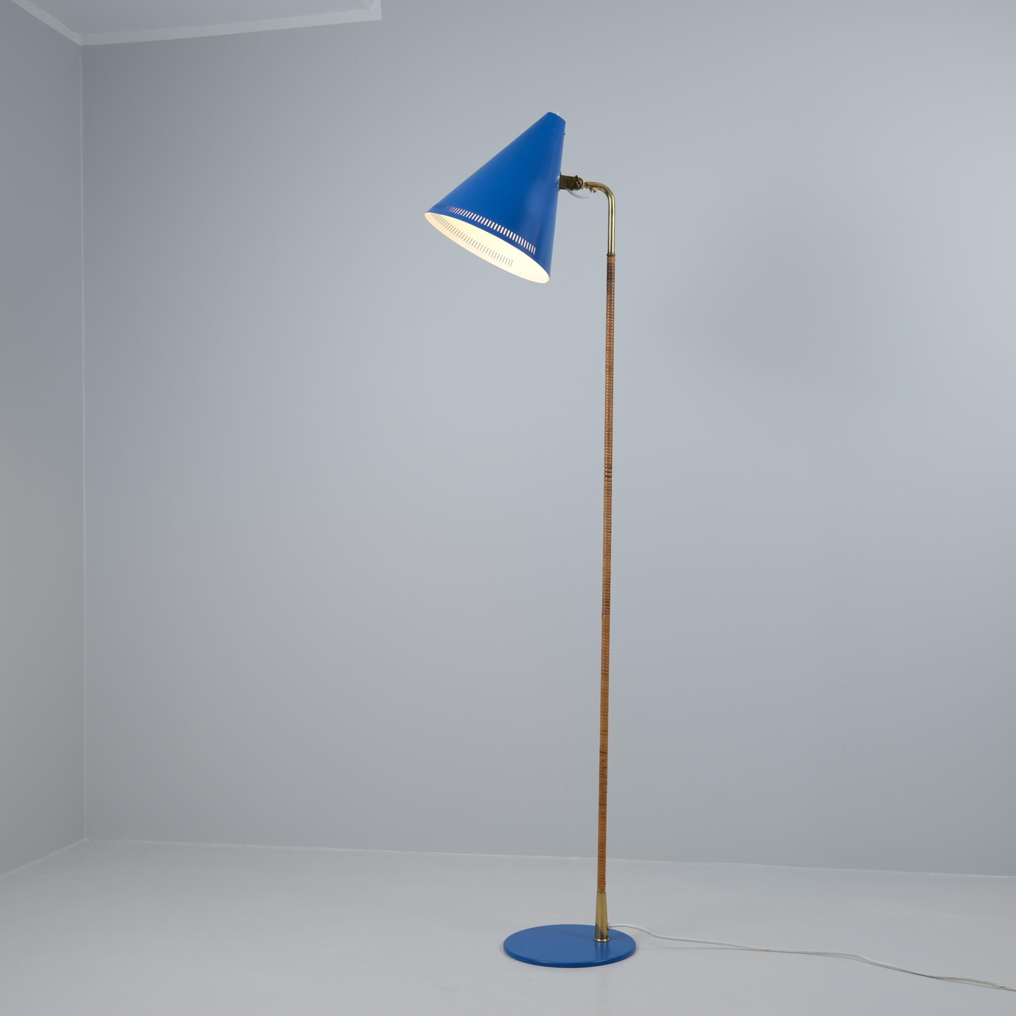 Paavo Tynell 'Nun's Hat' Lampadaire K10-10, bleu, laiton et rotin, Idman 1950s en vente 2