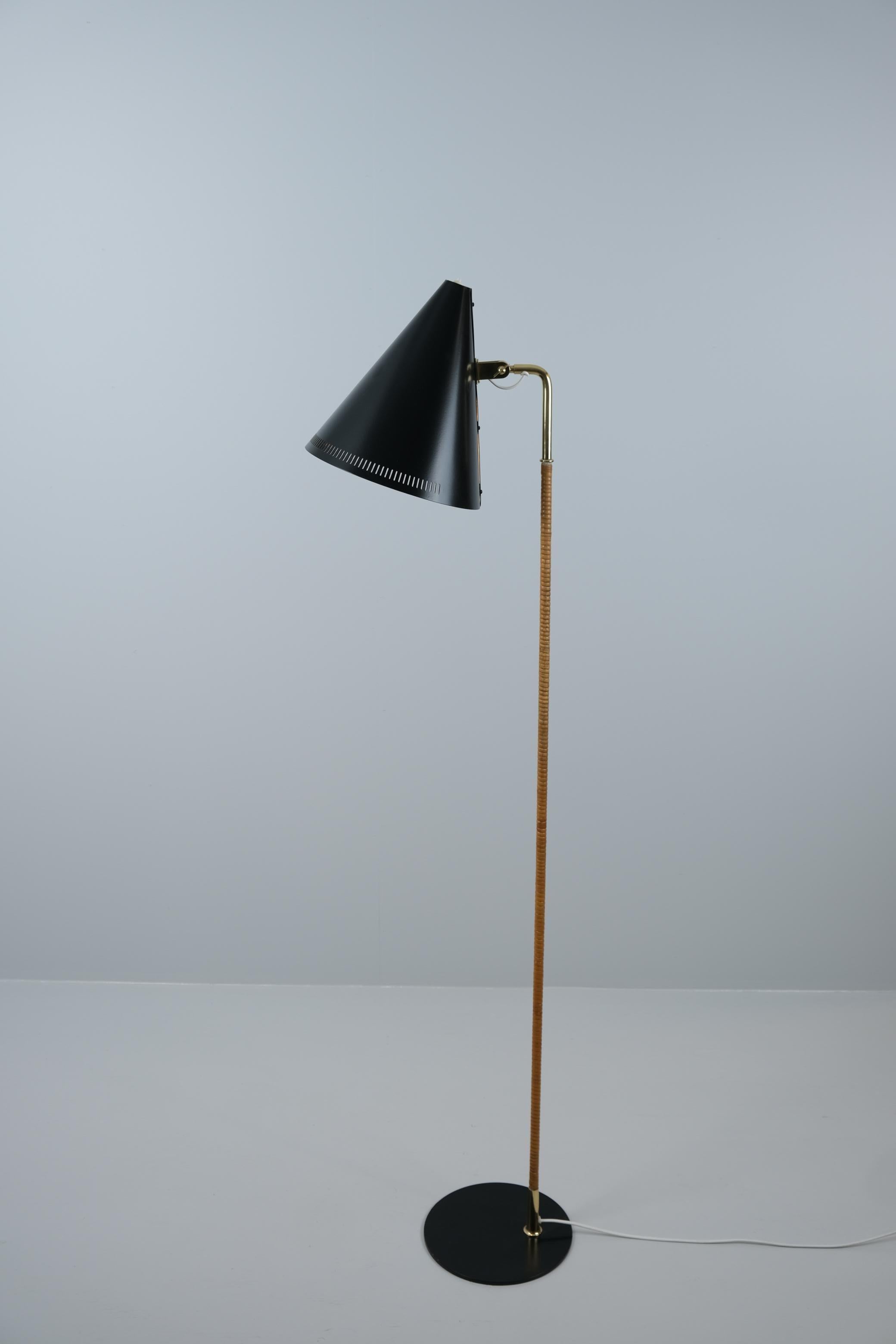 Lampadaire emblématique modèle 9269 conçu par Paavo Tynell pour Taito dans les années 1950. La lampe est en bon état et conserve toutes les pièces d'origine ainsi que le rotin d'origine. Il a été repeint car l'ancienne peinture était en trop mauvais