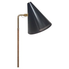 Stehlampe „Nun's Hat“ von Paavo Tynell, Modell 9629 in Schwarz und Messing, Taito 1950er Jahre