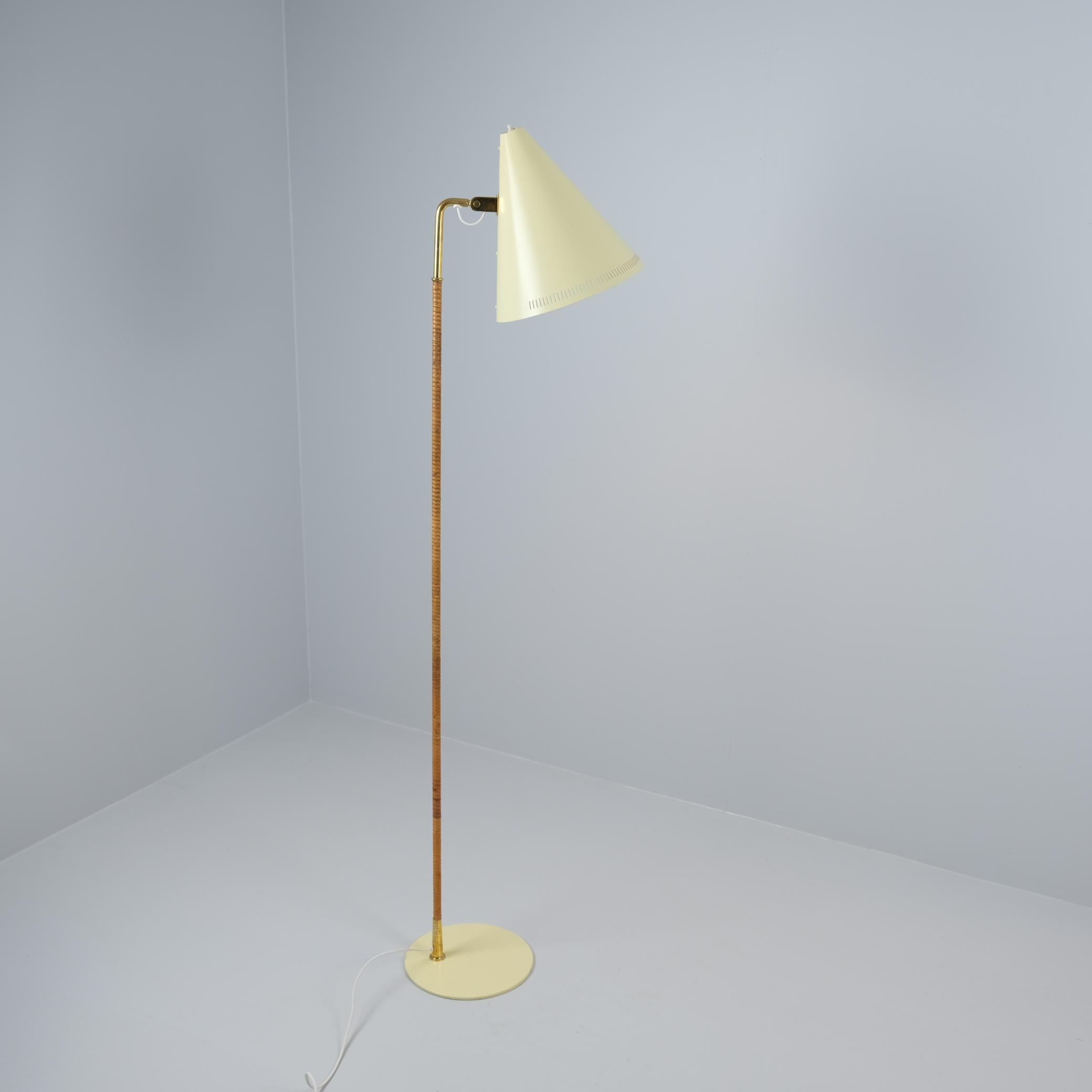 Lampadaire emblématique modèle 9269 conçu par Paavo Tynell pour Taito dans les années 1950. La lampe a été repeinte en jaune, en remplacement des versions noires et blanches qui sont les couleurs les plus fréquentes. L'article est par ailleurs en