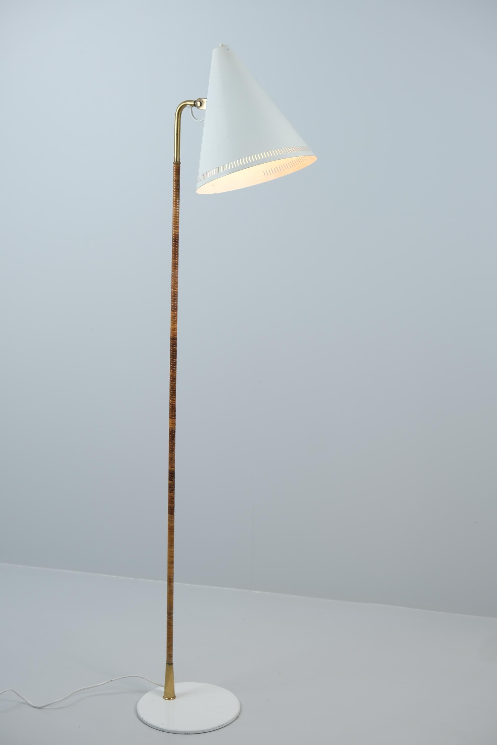 Paavo Tynell, lampadaire 'chapeau de nonne', modèle K10-10 en blanc et rotin, Idman, années 1950 en vente 3