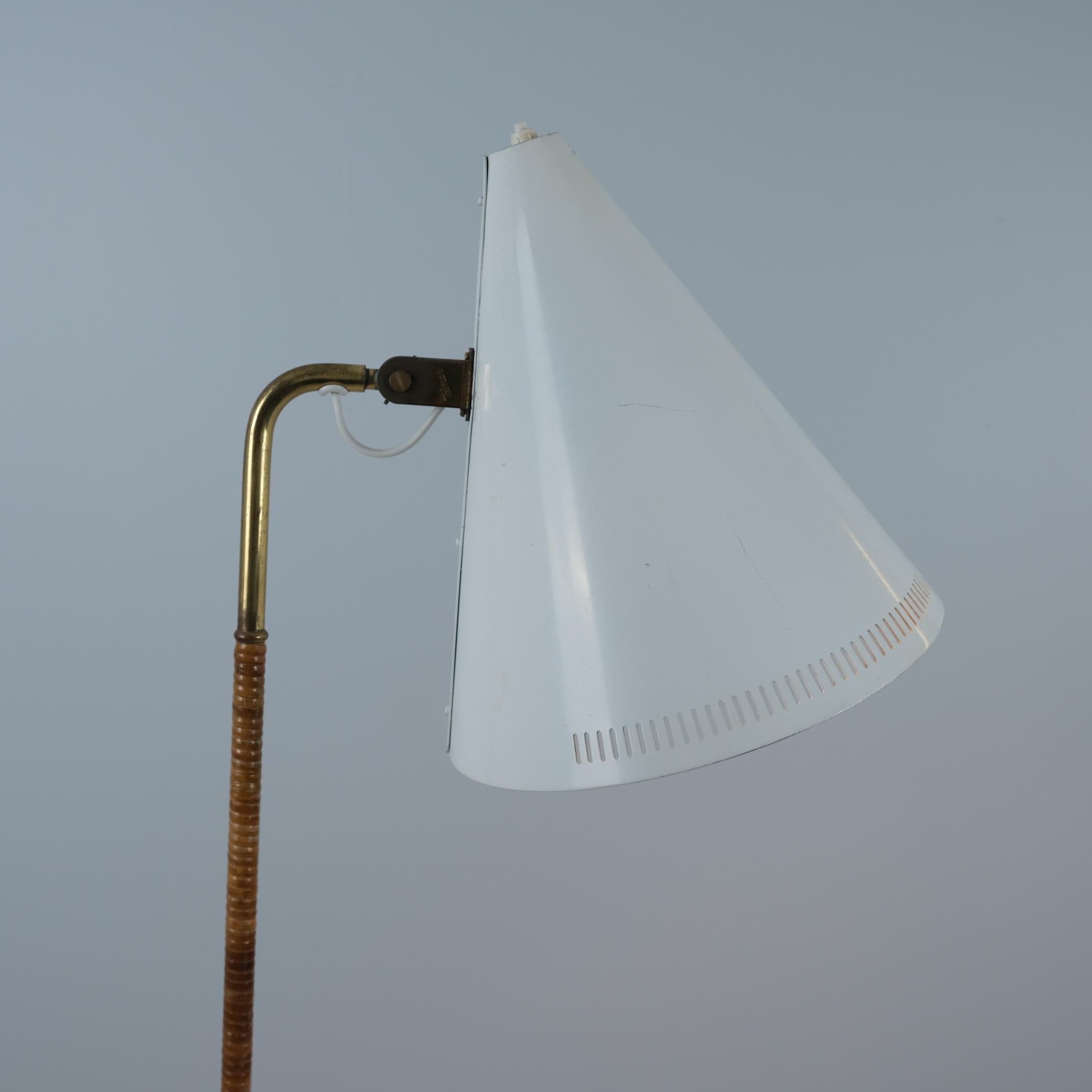 Laiton Paavo Tynell, lampadaire 'chapeau de nonne', modèle K10-10 en blanc et rotin, Idman, années 1950 en vente