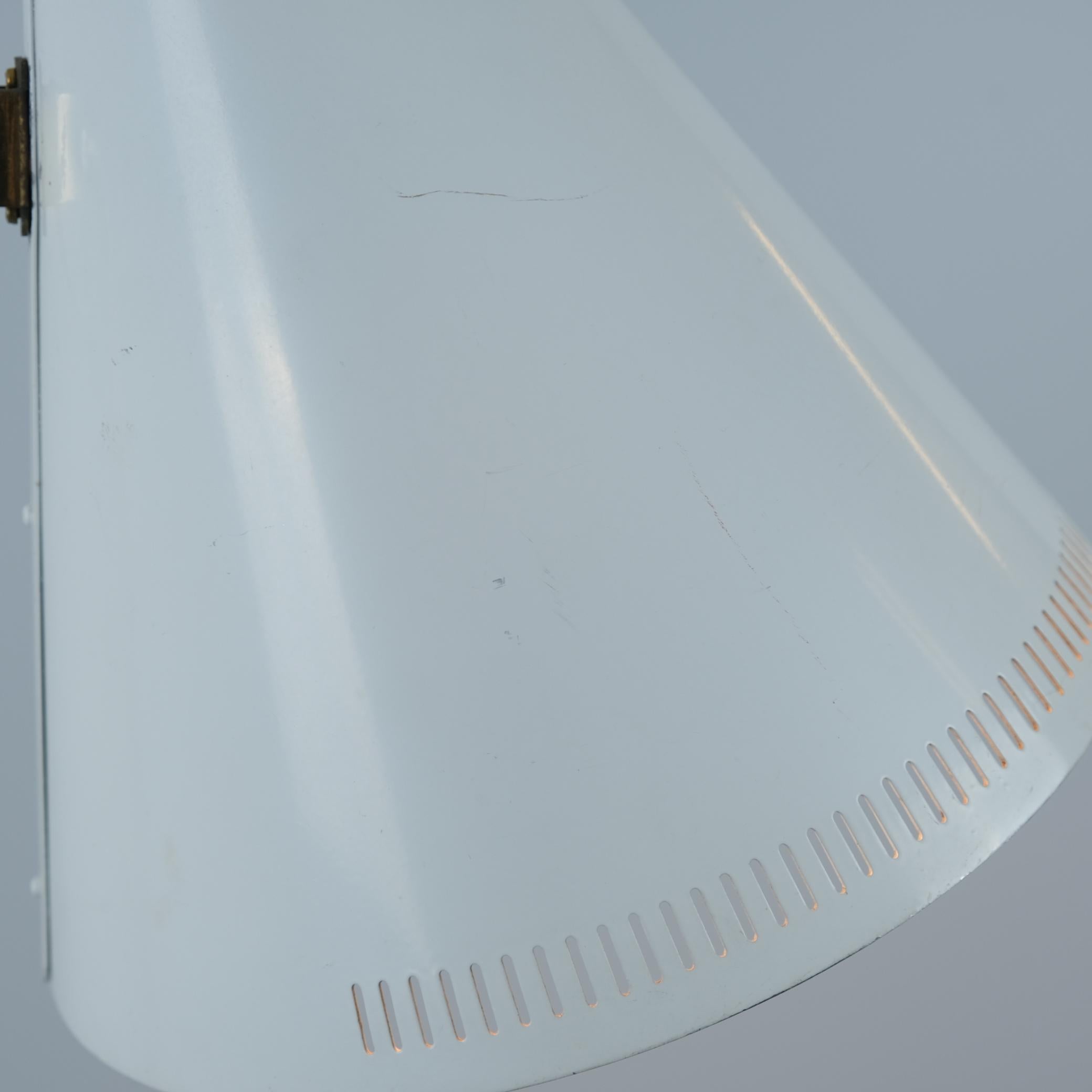 Paavo Tynell, lampadaire 'chapeau de nonne', modèle K10-10 en blanc et rotin, Idman, années 1950 en vente 1