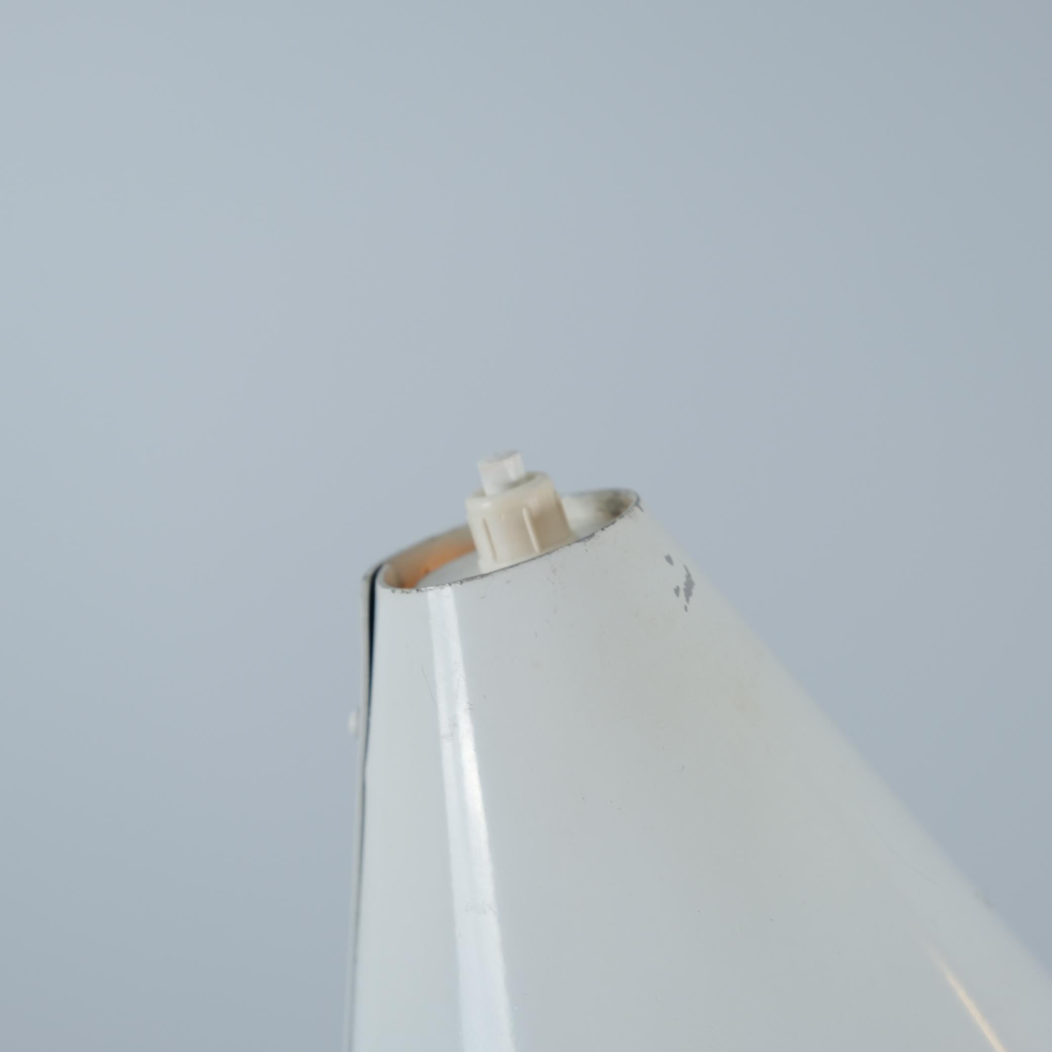 Paavo Tynell, lampadaire 'chapeau de nonne', modèle K10-10 en blanc et rotin, Idman, années 1950 en vente 2