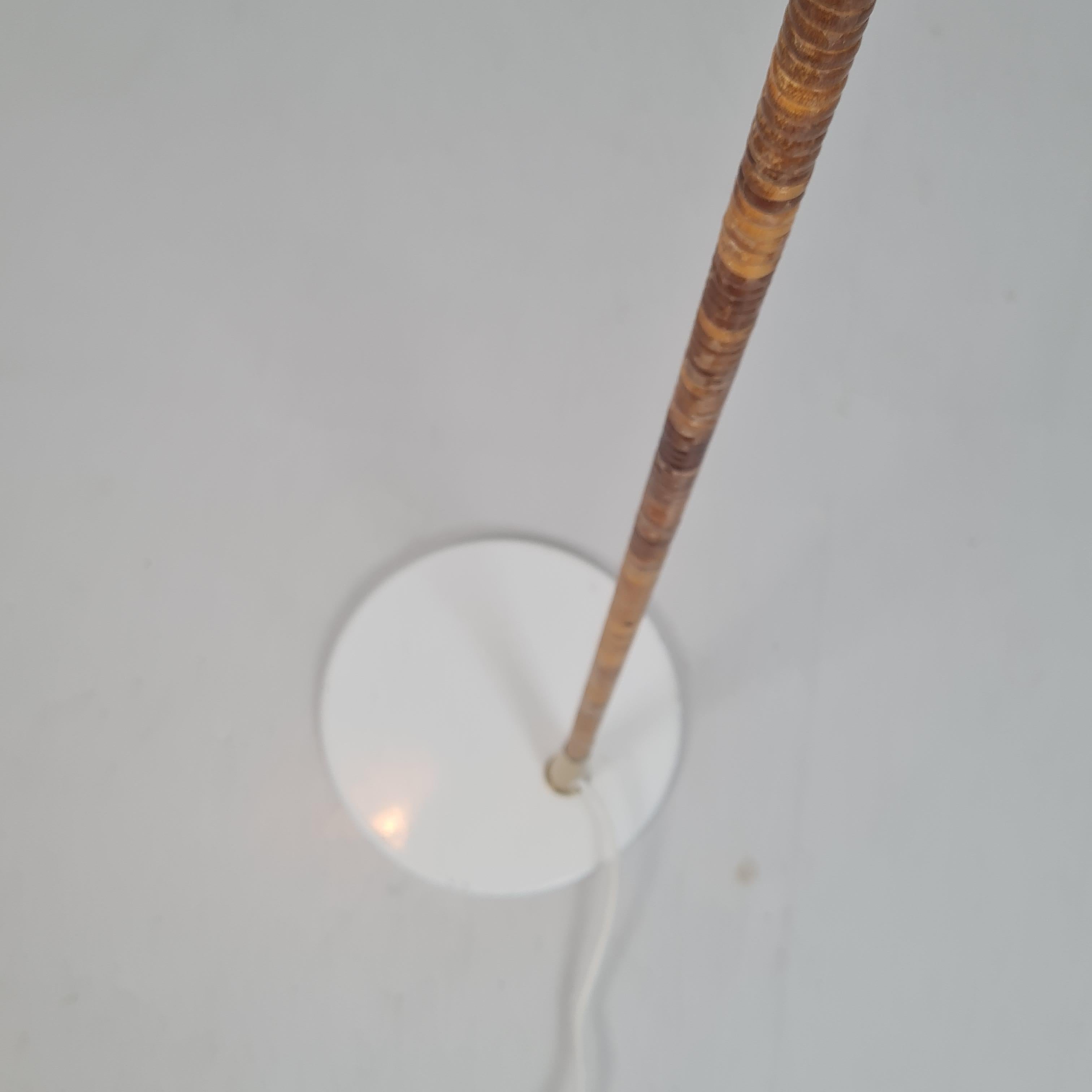 Stehlampe „Nun's Hat“ von Paavo Tynell, Modell K10-10 in Weiß und Rattan, Idman, 1950er Jahre im Angebot 7