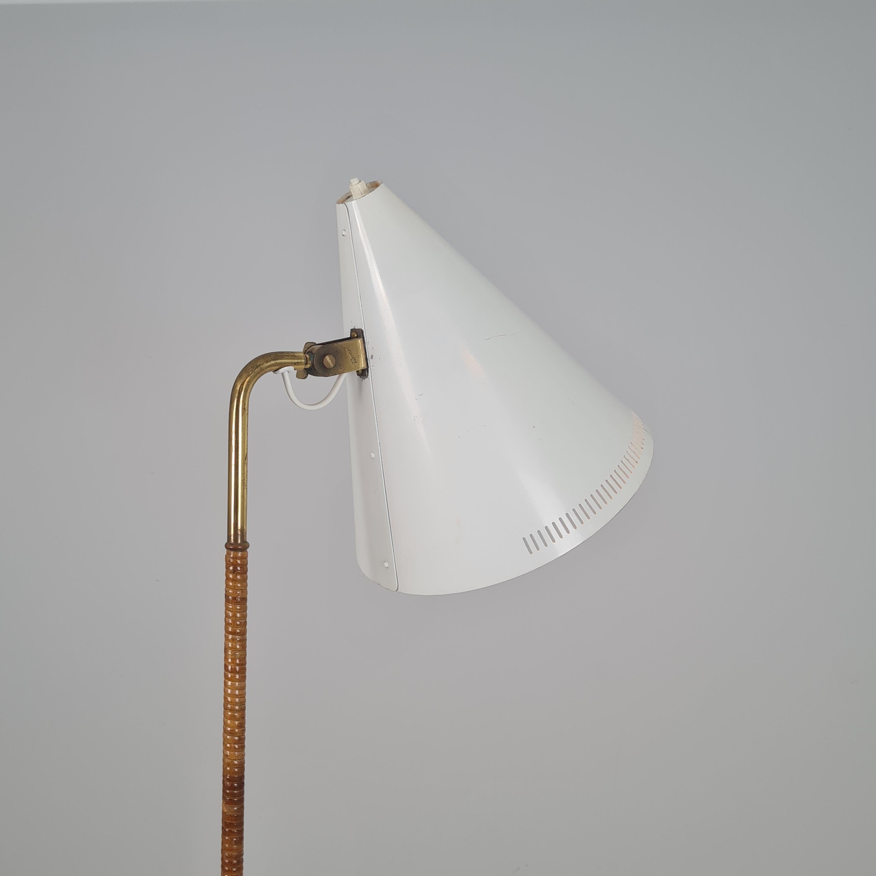 Stehlampe „Nun's Hat“ von Paavo Tynell, Modell K10-10 in Weiß und Rattan, Idman, 1950er Jahre im Angebot 8