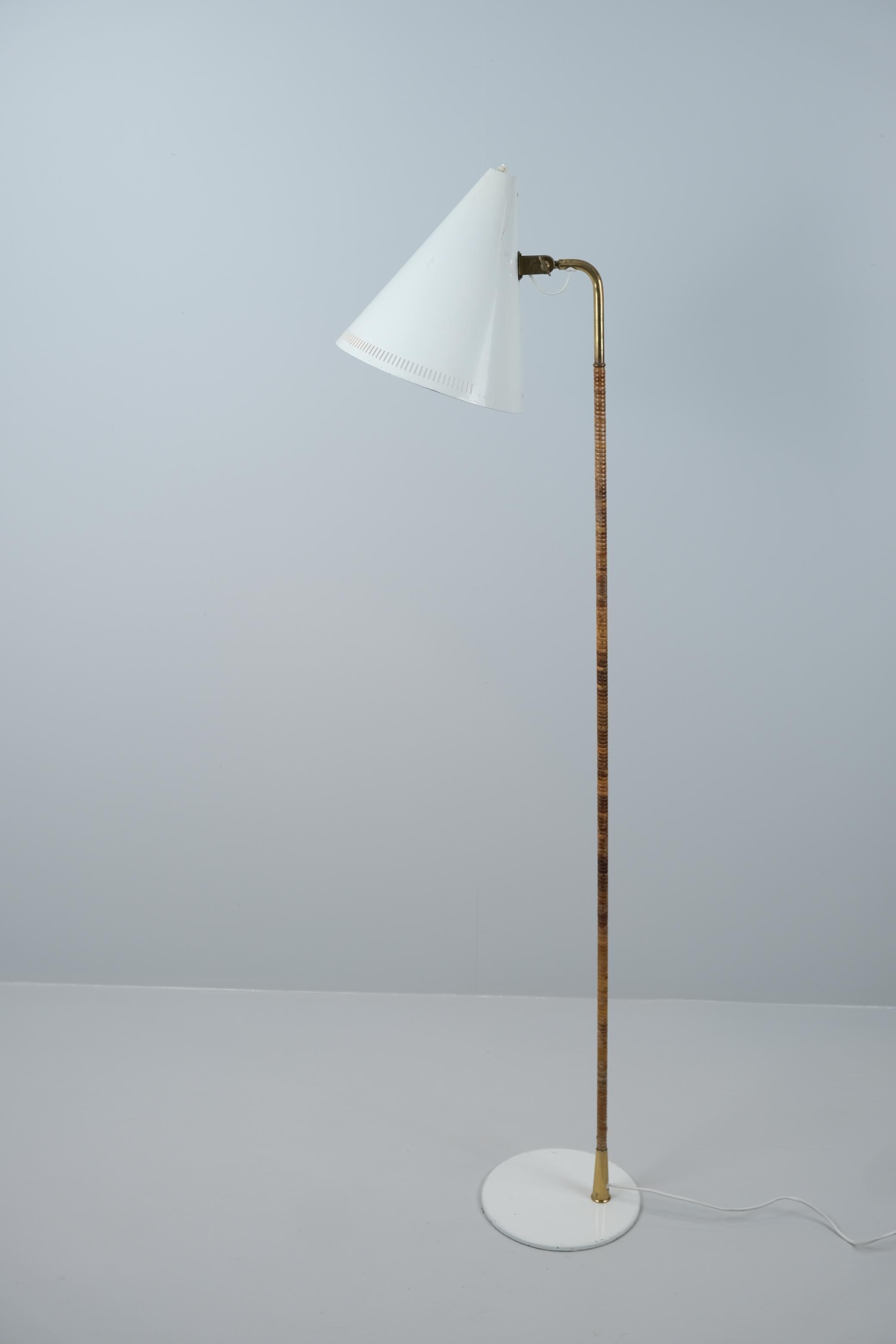 Un modèle de lampadaire emblématique conçu par Paavo Tynell lui-même pour Idman dans les années 1950. La lampe a conservé son état et son éclat d'origine et porte le cachet d'Idman. La lampe a son propre surnom de 