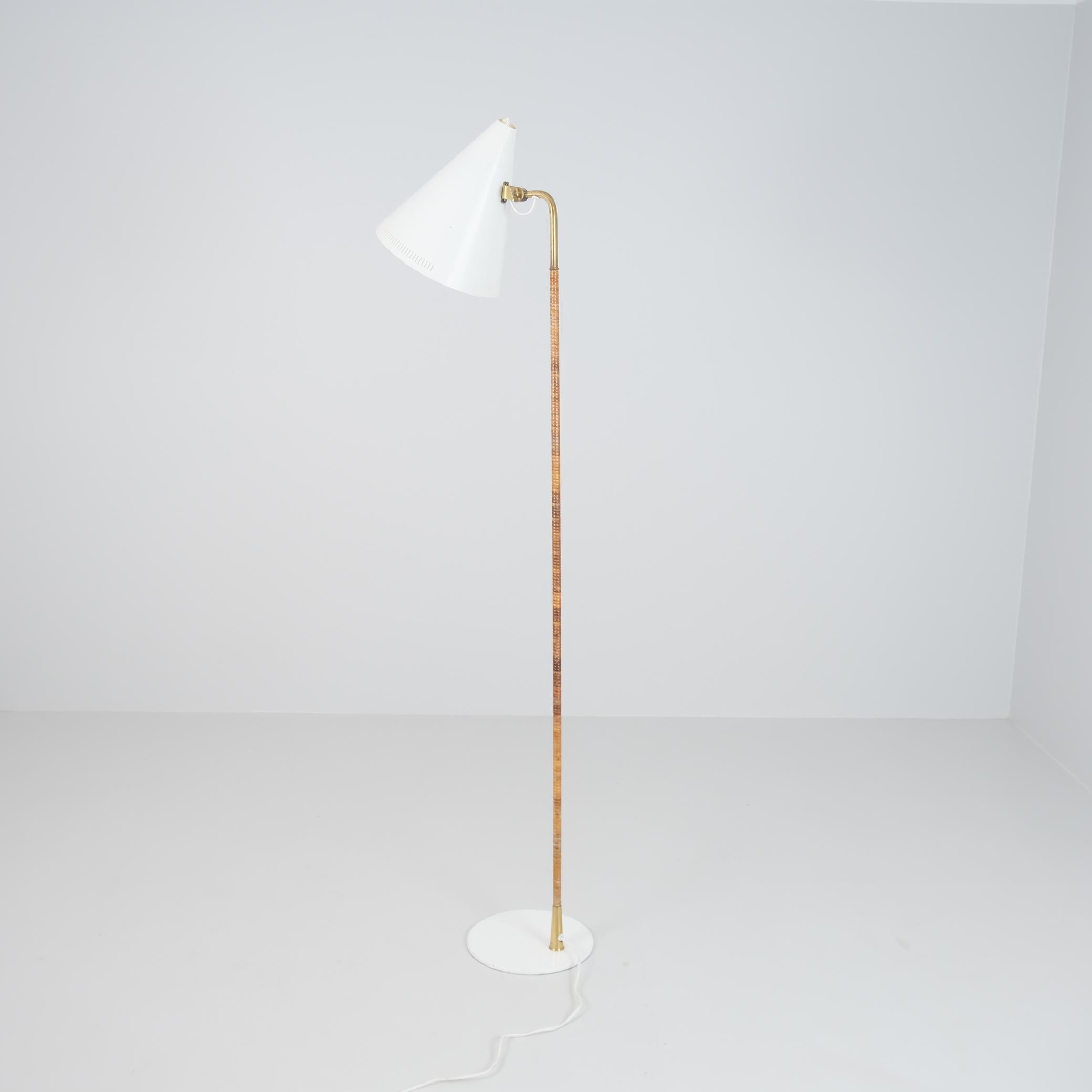 Ein ikonisches Stehleuchtenmodell, das Paavo Tynell in den 1950er Jahren für Idman entworfen hat. Die Lampe hat ihren ursprünglichen Zustand und Glanz bewahrt und ist mit einem Idman-Stempel versehen. Die Lampe hat ihren eigenen Spitznamen