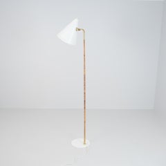 Paavo Tynell 'Nun's Hat' Floor Lamp Model K10-10 in White & Rattan, Idman 1950s