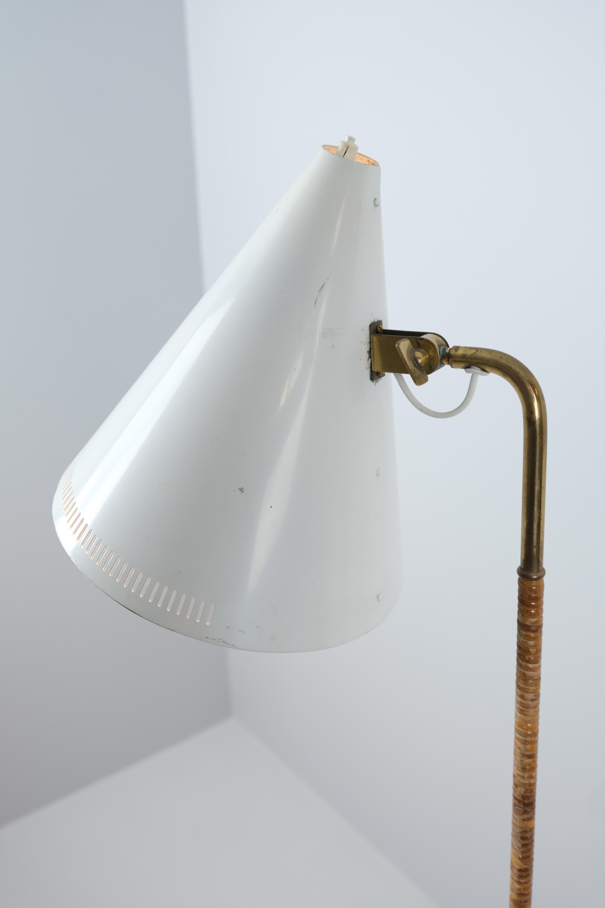 Scandinave moderne Paavo Tynell, lampadaire 'chapeau de nonne', modèle K10-10 en blanc et rotin, Idman, années 1950 en vente
