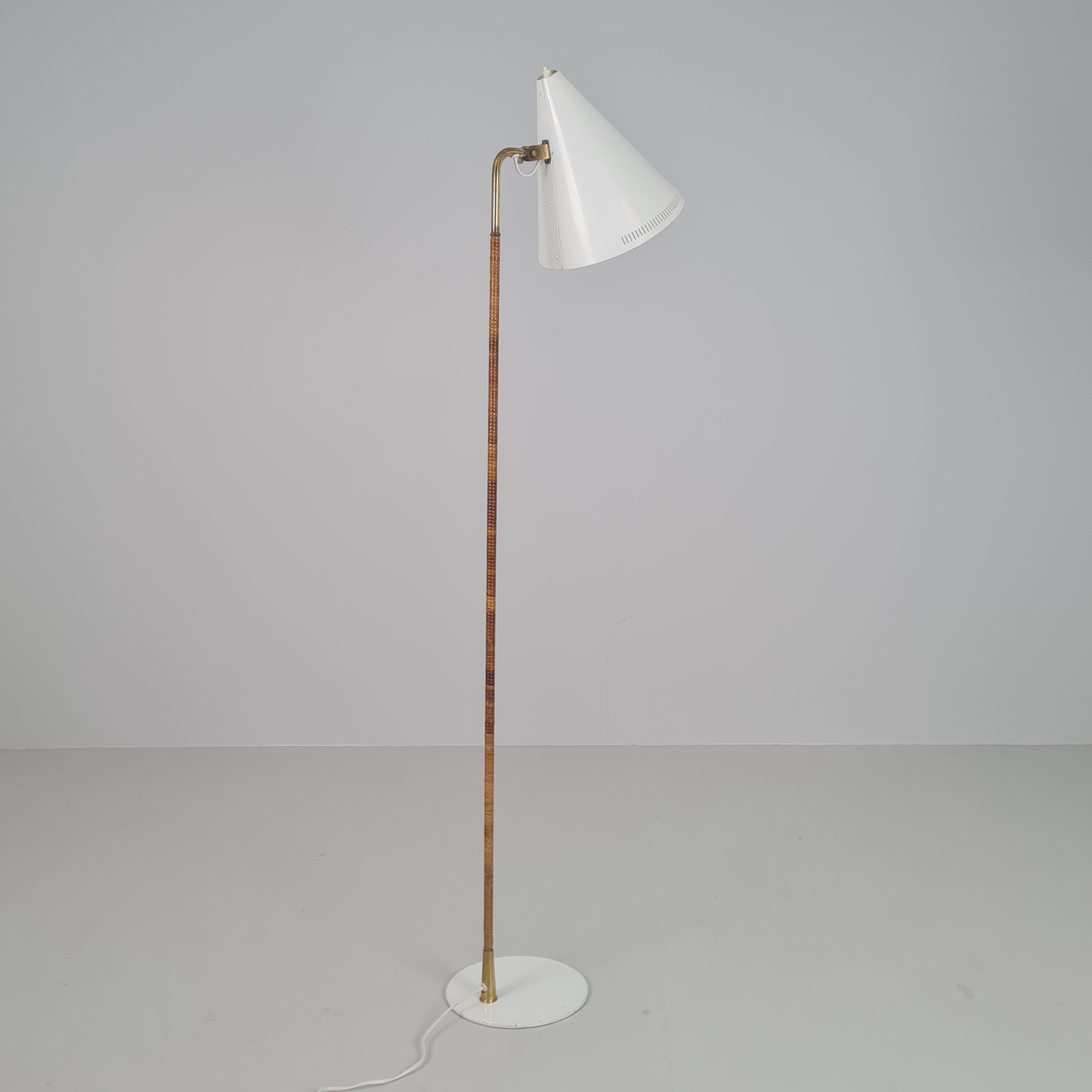 Stehlampe „Nun's Hat“ von Paavo Tynell, Modell K10-10 in Weiß und Rattan, Idman, 1950er Jahre im Zustand „Gut“ im Angebot in Helsinki, FI