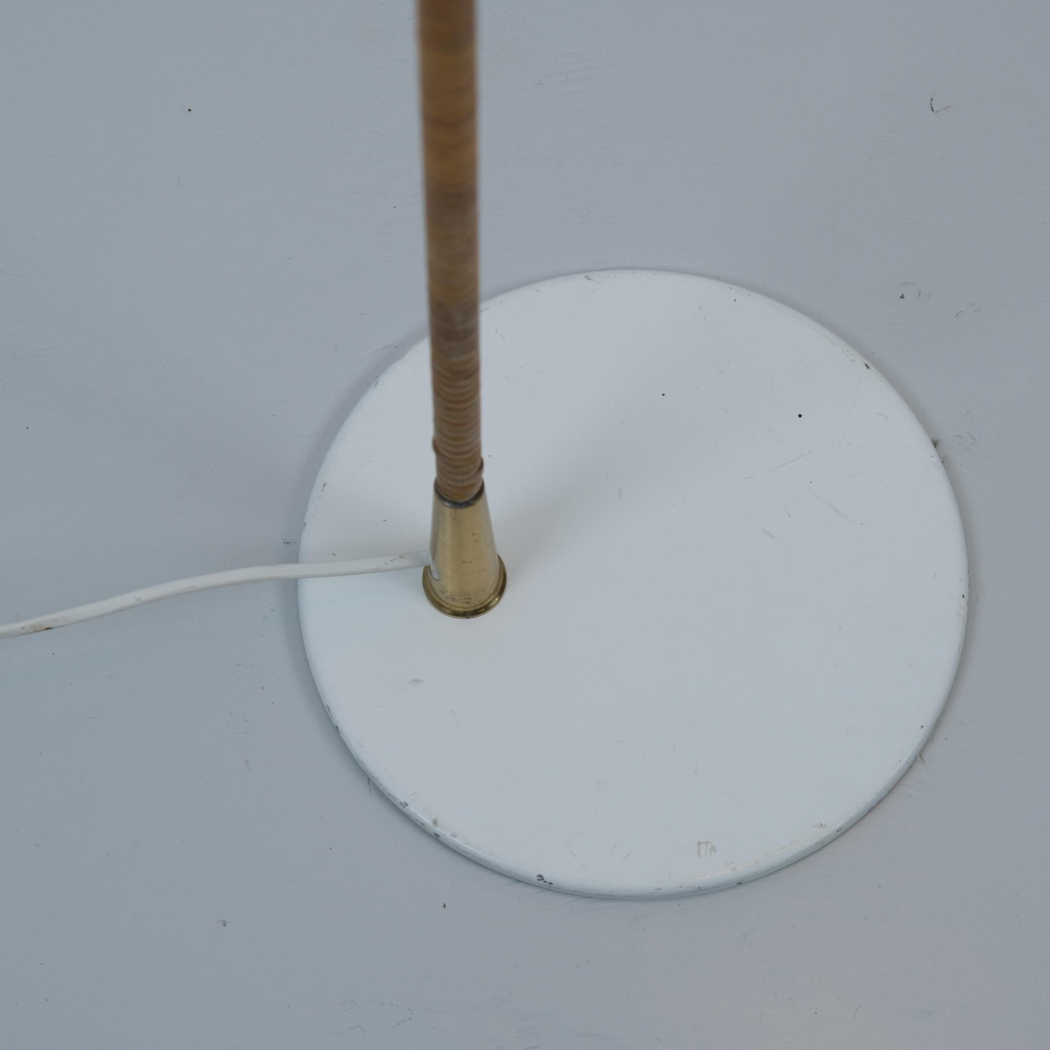20ième siècle Paavo Tynell, lampadaire 'chapeau de nonne', modèle K10-10 en blanc et rotin, Idman, années 1950 en vente