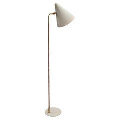 Paavo Tynell, lampadaire 'chapeau de nonne', modèle K10-10 en blanc et rotin, Idman, années 1950